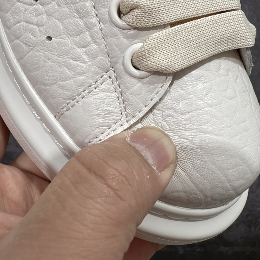 图片[4]-【顶级毒盒版】Alexander McQueen 亚历山大麦昆小白鞋 米黄荔枝皮 东莞纯原 现市场所售版本天花板一梯队级别 原鞋在手可对比 高端零售客户最爱 厚底增高小白鞋 正品购回原版开发 鞋底厚4.5cm 全鞋面进口牛皮 丝绸亚光原版水染羊皮内里 牛皮垫脚 回弹度到位 耐磨舒适 （⚠️官方同步尺码带半码） 全套得物毒盒蓝色外包盒 加厚层工艺原盒 并赠送极品丝带和购物袋 中底附带厂标钢印 女码中底和原版一致的13钉工艺（作用是小钉弯曲后可将中底与帮脚抓得更紧密） 鞋盒贴标使用了高精密打印机，清晰与原版一致 赠送加厚麻布防尘袋 闲置时可使用防尘 尺码：35 36 36.5 37 37.5 38 38.5 39 40 40.5 41 41.5 42 42.5 43 43.5 44 45 官网一致尺码尺码官网一致尺码 市场唯一含半码版本-选品中心