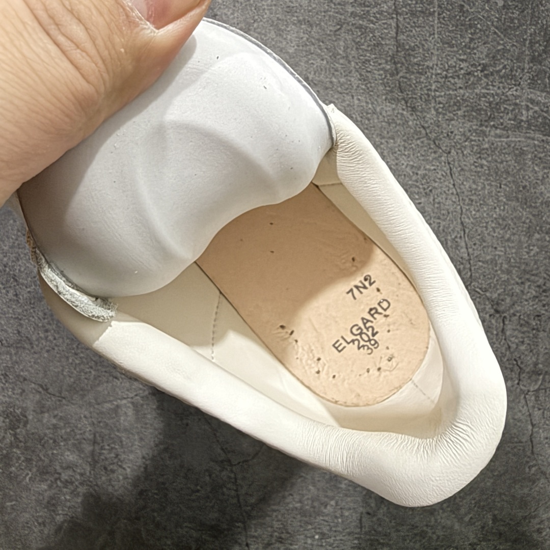 图片[9]-【顶级毒盒版】Alexander McQueen 亚历山大麦昆小白鞋 米黄荔枝皮 东莞纯原 现市场所售版本天花板一梯队级别 原鞋在手可对比 高端零售客户最爱 厚底增高小白鞋 正品购回原版开发 鞋底厚4.5cm 全鞋面进口牛皮 丝绸亚光原版水染羊皮内里 牛皮垫脚 回弹度到位 耐磨舒适 （⚠️官方同步尺码带半码） 全套得物毒盒蓝色外包盒 加厚层工艺原盒 并赠送极品丝带和购物袋 中底附带厂标钢印 女码中底和原版一致的13钉工艺（作用是小钉弯曲后可将中底与帮脚抓得更紧密） 鞋盒贴标使用了高精密打印机，清晰与原版一致 赠送加厚麻布防尘袋 闲置时可使用防尘 尺码：35 36 36.5 37 37.5 38 38.5 39 40 40.5 41 41.5 42 42.5 43 43.5 44 45 官网一致尺码尺码官网一致尺码 市场唯一含半码版本-选品中心