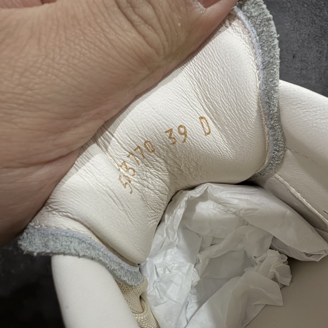 图片[6]-【顶级毒盒版】Alexander McQueen 亚历山大麦昆小白鞋 米黄荔枝皮 东莞纯原 现市场所售版本天花板一梯队级别 原鞋在手可对比 高端零售客户最爱 厚底增高小白鞋 正品购回原版开发 鞋底厚4.5cm 全鞋面进口牛皮 丝绸亚光原版水染羊皮内里 牛皮垫脚 回弹度到位 耐磨舒适 （⚠️官方同步尺码带半码） 全套得物毒盒蓝色外包盒 加厚层工艺原盒 并赠送极品丝带和购物袋 中底附带厂标钢印 女码中底和原版一致的13钉工艺（作用是小钉弯曲后可将中底与帮脚抓得更紧密） 鞋盒贴标使用了高精密打印机，清晰与原版一致 赠送加厚麻布防尘袋 闲置时可使用防尘 尺码：35 36 36.5 37 37.5 38 38.5 39 40 40.5 41 41.5 42 42.5 43 43.5 44 45 官网一致尺码尺码官网一致尺码 市场唯一含半码版本-选品中心