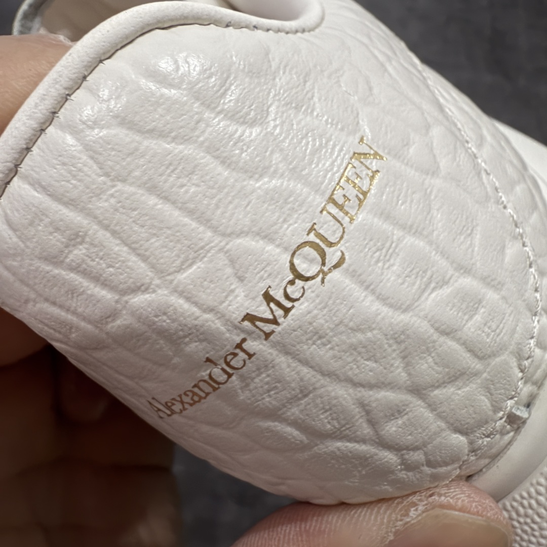 图片[2]-【顶级毒盒版】Alexander McQueen 亚历山大麦昆小白鞋 米黄荔枝皮 东莞纯原 现市场所售版本天花板一梯队级别 原鞋在手可对比 高端零售客户最爱 厚底增高小白鞋 正品购回原版开发 鞋底厚4.5cm 全鞋面进口牛皮 丝绸亚光原版水染羊皮内里 牛皮垫脚 回弹度到位 耐磨舒适 （⚠️官方同步尺码带半码） 全套得物毒盒蓝色外包盒 加厚层工艺原盒 并赠送极品丝带和购物袋 中底附带厂标钢印 女码中底和原版一致的13钉工艺（作用是小钉弯曲后可将中底与帮脚抓得更紧密） 鞋盒贴标使用了高精密打印机，清晰与原版一致 赠送加厚麻布防尘袋 闲置时可使用防尘 尺码：35 36 36.5 37 37.5 38 38.5 39 40 40.5 41 41.5 42 42.5 43 43.5 44 45 官网一致尺码尺码官网一致尺码 市场唯一含半码版本-选品中心