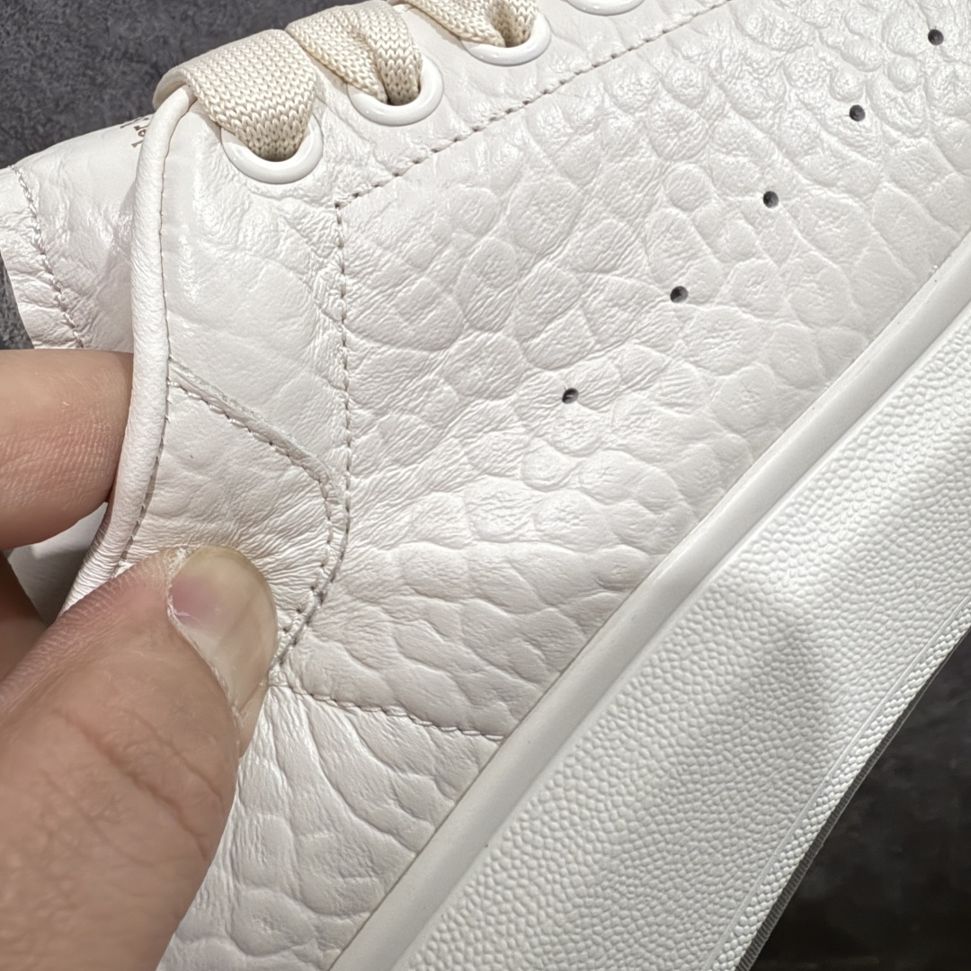 图片[3]-【顶级毒盒版】Alexander McQueen 亚历山大麦昆小白鞋 米黄荔枝皮 东莞纯原 现市场所售版本天花板一梯队级别 原鞋在手可对比 高端零售客户最爱 厚底增高小白鞋 正品购回原版开发 鞋底厚4.5cm 全鞋面进口牛皮 丝绸亚光原版水染羊皮内里 牛皮垫脚 回弹度到位 耐磨舒适 （⚠️官方同步尺码带半码） 全套得物毒盒蓝色外包盒 加厚层工艺原盒 并赠送极品丝带和购物袋 中底附带厂标钢印 女码中底和原版一致的13钉工艺（作用是小钉弯曲后可将中底与帮脚抓得更紧密） 鞋盒贴标使用了高精密打印机，清晰与原版一致 赠送加厚麻布防尘袋 闲置时可使用防尘 尺码：35 36 36.5 37 37.5 38 38.5 39 40 40.5 41 41.5 42 42.5 43 43.5 44 45 官网一致尺码尺码官网一致尺码 市场唯一含半码版本-选品中心