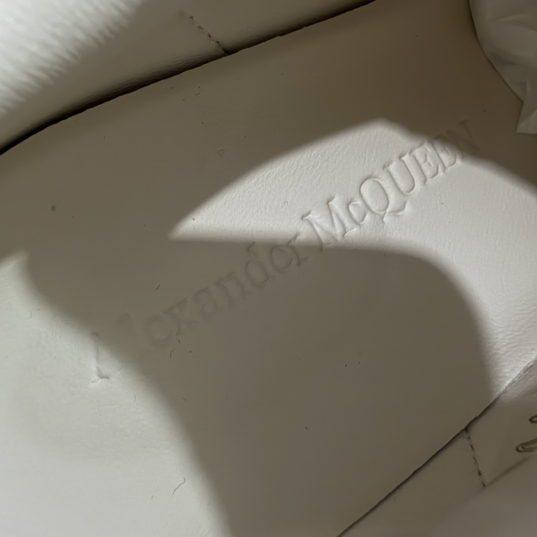 图片[7]-【顶级毒盒版】Alexander McQueen 亚历山大麦昆小白鞋 米黄荔枝皮 东莞纯原 现市场所售版本天花板一梯队级别 原鞋在手可对比 高端零售客户最爱 厚底增高小白鞋 正品购回原版开发 鞋底厚4.5cm 全鞋面进口牛皮 丝绸亚光原版水染羊皮内里 牛皮垫脚 回弹度到位 耐磨舒适 （⚠️官方同步尺码带半码） 全套得物毒盒蓝色外包盒 加厚层工艺原盒 并赠送极品丝带和购物袋 中底附带厂标钢印 女码中底和原版一致的13钉工艺（作用是小钉弯曲后可将中底与帮脚抓得更紧密） 鞋盒贴标使用了高精密打印机，清晰与原版一致 赠送加厚麻布防尘袋 闲置时可使用防尘 尺码：35 36 36.5 37 37.5 38 38.5 39 40 40.5 41 41.5 42 42.5 43 43.5 44 45 官网一致尺码尺码官网一致尺码 市场唯一含半码版本-选品中心