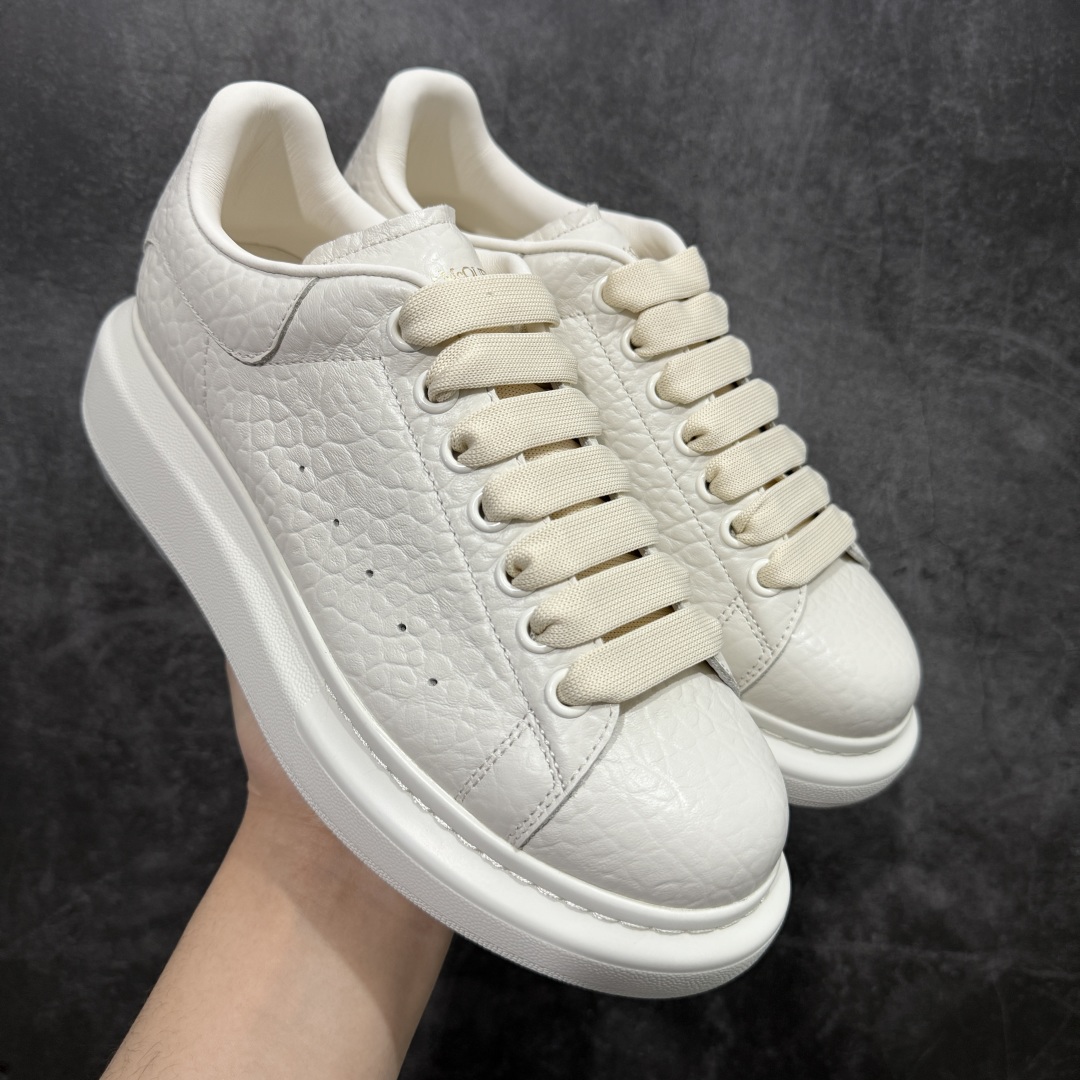 【顶级毒盒版】Alexander McQueen 亚历山大麦昆小白鞋 米黄荔枝皮 东莞纯原 现市场所售版本天花板一梯队级别 原鞋在手可对比 高端零售客户最爱 厚底增高小白鞋 正品购回原版开发 鞋底厚4.5cm 全鞋面进口牛皮 丝绸亚光原版水染羊皮内里 牛皮垫脚 回弹度到位 耐磨舒适 (⚠️官方同步尺码带半码) 全套得物毒盒蓝色外包盒 加厚层工艺原盒 并赠送极品丝带和购物袋 中底附带厂标钢印 女码中底和原版一致的13钉工艺(作用是小钉弯曲后可将中底与帮脚抓得更紧密) 鞋盒贴标使用了高精密打印机,清晰与原版一致 赠送加厚麻布防尘袋 闲置时可使用防尘 尺码:35 36 36.5 37 37.5 38 38.5 39 40 40.5 41 41.5 42 42.5 43 43.5 44 45 官网一致尺码尺码官网一致尺码 市场唯一含半码版本-选品中心