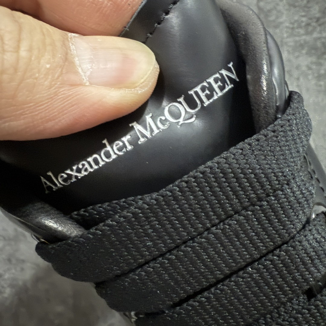 图片[5]-【顶级毒盒版】Alexander McQueen 亚历山大麦昆小白鞋 黑色白尾 东莞纯原 现市场所售版本天花板一梯队级别 原鞋在手可对比 高端零售客户最爱 厚底增高小白鞋 正品购回原版开发 鞋底厚4.5cm 全鞋面进口牛皮 丝绸亚光原版水染羊皮内里 牛皮垫脚 回弹度到位 耐磨舒适 （⚠️官方同步尺码带半码） 全套得物毒盒蓝色外包盒 加厚层工艺原盒 并赠送极品丝带和购物袋 中底附带厂标钢印 女码中底和原版一致的13钉工艺（作用是小钉弯曲后可将中底与帮脚抓得更紧密） 鞋盒贴标使用了高精密打印机，清晰与原版一致 赠送加厚麻布防尘袋 闲置时可使用防尘 尺码： 39 40 40.5 41 41.5 42 42.5 43 43.5 44 45 官网一致尺码官网一致尺码 市场唯一含半码版本-选品中心