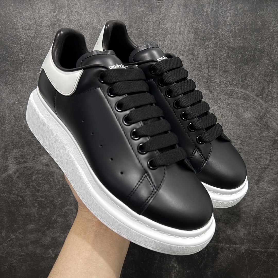 【顶级毒盒版】Alexander McQueen 亚历山大麦昆小白鞋 黑色白尾 东莞纯原 现市场所售版本天花板一梯队级别 原鞋在手可对比 高端零售客户最爱 厚底增高小白鞋 正品购回原版开发 鞋底厚4.5cm 全鞋面进口牛皮 丝绸亚光原版水染羊皮内里 牛皮垫脚 回弹度到位 耐磨舒适 (⚠️官方同步尺码带半码) 全套得物毒盒蓝色外包盒 加厚层工艺原盒 并赠送极品丝带和购物袋 中底附带厂标钢印 女码中底和原版一致的13钉工艺(作用是小钉弯曲后可将中底与帮脚抓得更紧密) 鞋盒贴标使用了高精密打印机,清晰与原版一致 赠送加厚麻布防尘袋 闲置时可使用防尘 尺码: 39 40 40.5 41 41.5 42 42.5 43 43.5 44 45 官网一致尺码官网一致尺码 市场唯一含半码版本-选品中心