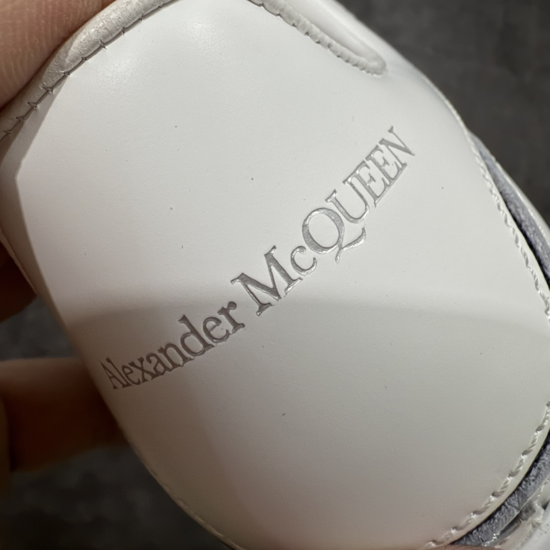 图片[2]-【顶级毒盒版】Alexander McQueen 亚历山大麦昆小白鞋 白色深蓝边 东莞纯原 现市场所售版本天花板一梯队级别 原鞋在手可对比 高端零售客户最爱 厚底增高小白鞋 正品购回原版开发 鞋底厚4.5cm 全鞋面进口牛皮 丝绸亚光原版水染羊皮内里 牛皮垫脚 回弹度到位 耐磨舒适 （⚠️官方同步尺码带半码） 全套得物毒盒蓝色外包盒 加厚层工艺原盒 并赠送极品丝带和购物袋 中底附带厂标钢印 女码中底和原版一致的13钉工艺（作用是小钉弯曲后可将中底与帮脚抓得更紧密） 鞋盒贴标使用了高精密打印机，清晰与原版一致 赠送加厚麻布防尘袋 闲置时可使用防尘 尺码： 35 36 36.5 37 37.5 38 38.5 39 40 40.5 41 41.5 42 42.5 43 43.5 44 45 官网一致尺码 市场唯一含半码版本-选品中心