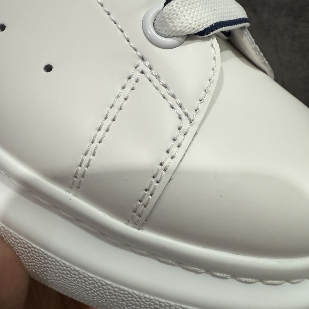 图片[5]-【顶级毒盒版】Alexander McQueen 亚历山大麦昆小白鞋 白色深蓝边 东莞纯原 现市场所售版本天花板一梯队级别 原鞋在手可对比 高端零售客户最爱 厚底增高小白鞋 正品购回原版开发 鞋底厚4.5cm 全鞋面进口牛皮 丝绸亚光原版水染羊皮内里 牛皮垫脚 回弹度到位 耐磨舒适 （⚠️官方同步尺码带半码） 全套得物毒盒蓝色外包盒 加厚层工艺原盒 并赠送极品丝带和购物袋 中底附带厂标钢印 女码中底和原版一致的13钉工艺（作用是小钉弯曲后可将中底与帮脚抓得更紧密） 鞋盒贴标使用了高精密打印机，清晰与原版一致 赠送加厚麻布防尘袋 闲置时可使用防尘 尺码： 35 36 36.5 37 37.5 38 38.5 39 40 40.5 41 41.5 42 42.5 43 43.5 44 45 官网一致尺码 市场唯一含半码版本-选品中心