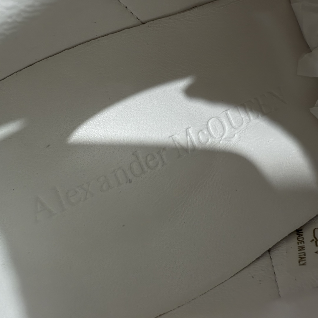 图片[9]-【顶级毒盒版】Alexander McQueen 亚历山大麦昆小白鞋 白色深蓝边 东莞纯原 现市场所售版本天花板一梯队级别 原鞋在手可对比 高端零售客户最爱 厚底增高小白鞋 正品购回原版开发 鞋底厚4.5cm 全鞋面进口牛皮 丝绸亚光原版水染羊皮内里 牛皮垫脚 回弹度到位 耐磨舒适 （⚠️官方同步尺码带半码） 全套得物毒盒蓝色外包盒 加厚层工艺原盒 并赠送极品丝带和购物袋 中底附带厂标钢印 女码中底和原版一致的13钉工艺（作用是小钉弯曲后可将中底与帮脚抓得更紧密） 鞋盒贴标使用了高精密打印机，清晰与原版一致 赠送加厚麻布防尘袋 闲置时可使用防尘 尺码： 35 36 36.5 37 37.5 38 38.5 39 40 40.5 41 41.5 42 42.5 43 43.5 44 45 官网一致尺码 市场唯一含半码版本-选品中心