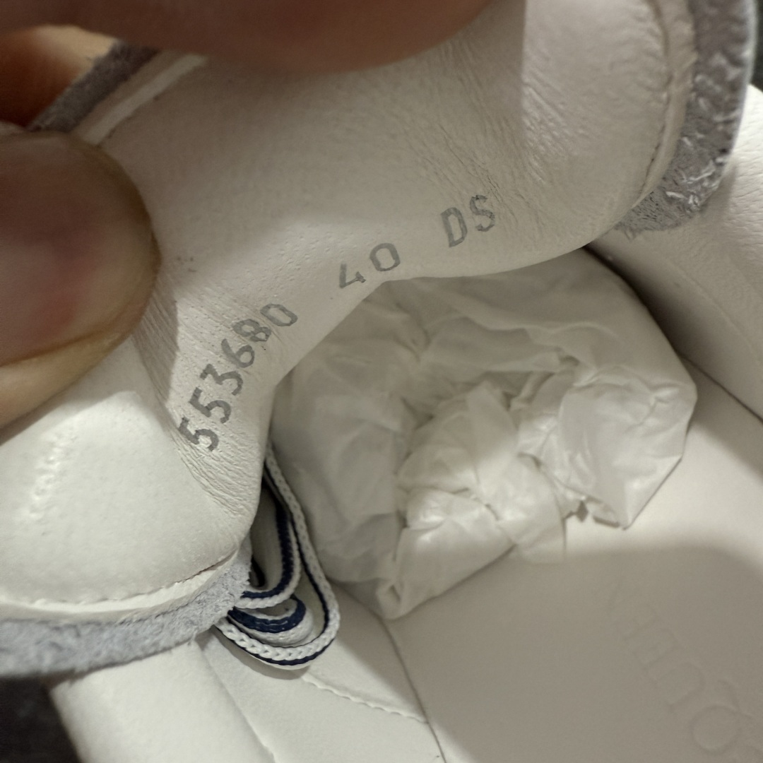 图片[8]-【顶级毒盒版】Alexander McQueen 亚历山大麦昆小白鞋 白色深蓝边 东莞纯原 现市场所售版本天花板一梯队级别 原鞋在手可对比 高端零售客户最爱 厚底增高小白鞋 正品购回原版开发 鞋底厚4.5cm 全鞋面进口牛皮 丝绸亚光原版水染羊皮内里 牛皮垫脚 回弹度到位 耐磨舒适 （⚠️官方同步尺码带半码） 全套得物毒盒蓝色外包盒 加厚层工艺原盒 并赠送极品丝带和购物袋 中底附带厂标钢印 女码中底和原版一致的13钉工艺（作用是小钉弯曲后可将中底与帮脚抓得更紧密） 鞋盒贴标使用了高精密打印机，清晰与原版一致 赠送加厚麻布防尘袋 闲置时可使用防尘 尺码： 35 36 36.5 37 37.5 38 38.5 39 40 40.5 41 41.5 42 42.5 43 43.5 44 45 官网一致尺码 市场唯一含半码版本-选品中心