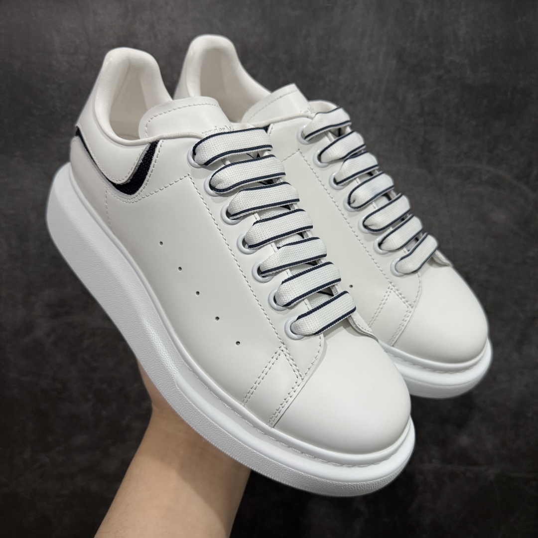 【顶级毒盒版】Alexander McQueen 亚历山大麦昆小白鞋 白色深蓝边 东莞纯原 现市场所售版本天花板一梯队级别 原鞋在手可对比 高端零售客户最爱 厚底增高小白鞋 正品购回原版开发 鞋底厚4.5cm 全鞋面进口牛皮 丝绸亚光原版水染羊皮内里 牛皮垫脚 回弹度到位 耐磨舒适 (⚠️官方同步尺码带半码) 全套得物毒盒蓝色外包盒 加厚层工艺原盒 并赠送极品丝带和购物袋 中底附带厂标钢印 女码中底和原版一致的13钉工艺(作用是小钉弯曲后可将中底与帮脚抓得更紧密) 鞋盒贴标使用了高精密打印机,清晰与原版一致 赠送加厚麻布防尘袋 闲置时可使用防尘 尺码: 35 36 36.5 37 37.5 38 38.5 39 40 40.5 41 41.5 42 42.5 43 43.5 44 45 官网一致尺码 市场唯一含半码版本-选品中心