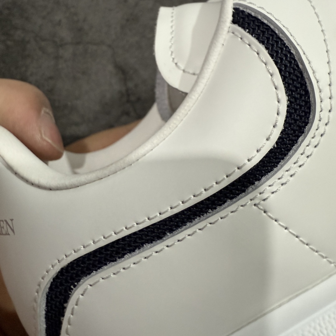 图片[3]-【顶级毒盒版】Alexander McQueen 亚历山大麦昆小白鞋 白色深蓝边 东莞纯原 现市场所售版本天花板一梯队级别 原鞋在手可对比 高端零售客户最爱 厚底增高小白鞋 正品购回原版开发 鞋底厚4.5cm 全鞋面进口牛皮 丝绸亚光原版水染羊皮内里 牛皮垫脚 回弹度到位 耐磨舒适 （⚠️官方同步尺码带半码） 全套得物毒盒蓝色外包盒 加厚层工艺原盒 并赠送极品丝带和购物袋 中底附带厂标钢印 女码中底和原版一致的13钉工艺（作用是小钉弯曲后可将中底与帮脚抓得更紧密） 鞋盒贴标使用了高精密打印机，清晰与原版一致 赠送加厚麻布防尘袋 闲置时可使用防尘 尺码： 35 36 36.5 37 37.5 38 38.5 39 40 40.5 41 41.5 42 42.5 43 43.5 44 45 官网一致尺码 市场唯一含半码版本-选品中心