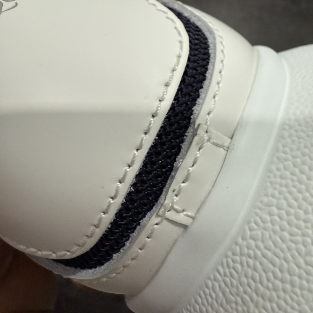 图片[4]-【顶级毒盒版】Alexander McQueen 亚历山大麦昆小白鞋 白色深蓝边 东莞纯原 现市场所售版本天花板一梯队级别 原鞋在手可对比 高端零售客户最爱 厚底增高小白鞋 正品购回原版开发 鞋底厚4.5cm 全鞋面进口牛皮 丝绸亚光原版水染羊皮内里 牛皮垫脚 回弹度到位 耐磨舒适 （⚠️官方同步尺码带半码） 全套得物毒盒蓝色外包盒 加厚层工艺原盒 并赠送极品丝带和购物袋 中底附带厂标钢印 女码中底和原版一致的13钉工艺（作用是小钉弯曲后可将中底与帮脚抓得更紧密） 鞋盒贴标使用了高精密打印机，清晰与原版一致 赠送加厚麻布防尘袋 闲置时可使用防尘 尺码： 35 36 36.5 37 37.5 38 38.5 39 40 40.5 41 41.5 42 42.5 43 43.5 44 45 官网一致尺码 市场唯一含半码版本-选品中心