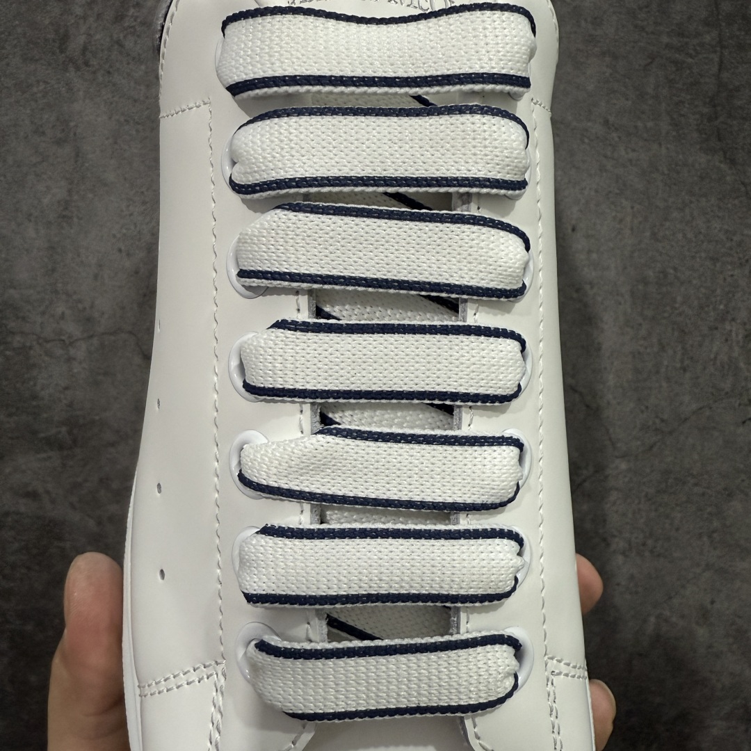 图片[6]-【顶级毒盒版】Alexander McQueen 亚历山大麦昆小白鞋 白色深蓝边 东莞纯原 现市场所售版本天花板一梯队级别 原鞋在手可对比 高端零售客户最爱 厚底增高小白鞋 正品购回原版开发 鞋底厚4.5cm 全鞋面进口牛皮 丝绸亚光原版水染羊皮内里 牛皮垫脚 回弹度到位 耐磨舒适 （⚠️官方同步尺码带半码） 全套得物毒盒蓝色外包盒 加厚层工艺原盒 并赠送极品丝带和购物袋 中底附带厂标钢印 女码中底和原版一致的13钉工艺（作用是小钉弯曲后可将中底与帮脚抓得更紧密） 鞋盒贴标使用了高精密打印机，清晰与原版一致 赠送加厚麻布防尘袋 闲置时可使用防尘 尺码： 35 36 36.5 37 37.5 38 38.5 39 40 40.5 41 41.5 42 42.5 43 43.5 44 45 官网一致尺码 市场唯一含半码版本-选品中心