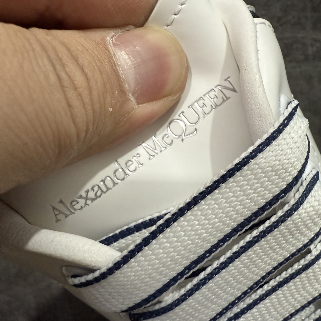 图片[7]-【顶级毒盒版】Alexander McQueen 亚历山大麦昆小白鞋 白色深蓝边 东莞纯原 现市场所售版本天花板一梯队级别 原鞋在手可对比 高端零售客户最爱 厚底增高小白鞋 正品购回原版开发 鞋底厚4.5cm 全鞋面进口牛皮 丝绸亚光原版水染羊皮内里 牛皮垫脚 回弹度到位 耐磨舒适 （⚠️官方同步尺码带半码） 全套得物毒盒蓝色外包盒 加厚层工艺原盒 并赠送极品丝带和购物袋 中底附带厂标钢印 女码中底和原版一致的13钉工艺（作用是小钉弯曲后可将中底与帮脚抓得更紧密） 鞋盒贴标使用了高精密打印机，清晰与原版一致 赠送加厚麻布防尘袋 闲置时可使用防尘 尺码： 35 36 36.5 37 37.5 38 38.5 39 40 40.5 41 41.5 42 42.5 43 43.5 44 45 官网一致尺码 市场唯一含半码版本-选品中心
