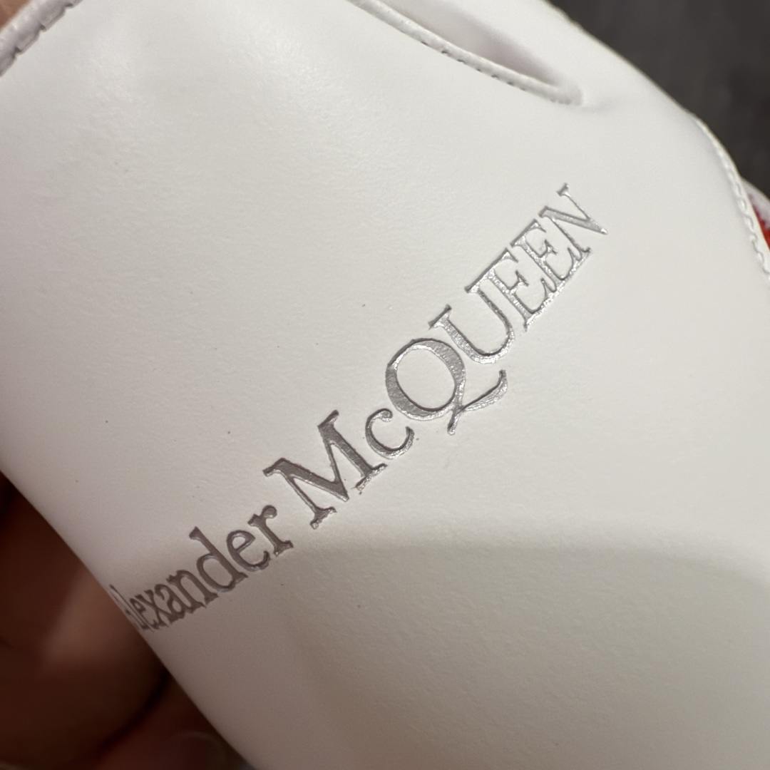 图片[2]-【顶级毒盒版】Alexander McQueen 亚历山大麦昆小白鞋 白色红边 东莞纯原 现市场所售版本天花板一梯队级别 原鞋在手可对比 高端零售客户最爱 厚底增高小白鞋 正品购回原版开发 鞋底厚4.5cm 全鞋面进口牛皮 丝绸亚光原版水染羊皮内里 牛皮垫脚 回弹度到位 耐磨舒适 （⚠️官方同步尺码带半码） 全套得物毒盒蓝色外包盒 加厚层工艺原盒 并赠送极品丝带和购物袋 中底附带厂标钢印 女码中底和原版一致的13钉工艺（作用是小钉弯曲后可将中底与帮脚抓得更紧密） 鞋盒贴标使用了高精密打印机，清晰与原版一致 赠送加厚麻布防尘袋 闲置时可使用防尘 尺码： 35 36 36.5 37 37.5 38 38.5 39 40 40.5 41 41.5 42 42.5 43 43.5 44 45 官网一致尺码 市场唯一含半码版本-选品中心