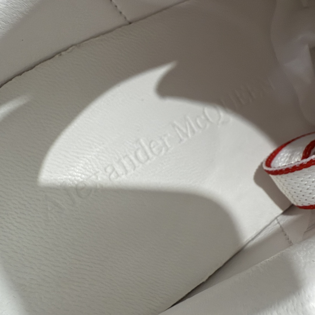 图片[9]-【顶级毒盒版】Alexander McQueen 亚历山大麦昆小白鞋 白色红边 东莞纯原 现市场所售版本天花板一梯队级别 原鞋在手可对比 高端零售客户最爱 厚底增高小白鞋 正品购回原版开发 鞋底厚4.5cm 全鞋面进口牛皮 丝绸亚光原版水染羊皮内里 牛皮垫脚 回弹度到位 耐磨舒适 （⚠️官方同步尺码带半码） 全套得物毒盒蓝色外包盒 加厚层工艺原盒 并赠送极品丝带和购物袋 中底附带厂标钢印 女码中底和原版一致的13钉工艺（作用是小钉弯曲后可将中底与帮脚抓得更紧密） 鞋盒贴标使用了高精密打印机，清晰与原版一致 赠送加厚麻布防尘袋 闲置时可使用防尘 尺码： 35 36 36.5 37 37.5 38 38.5 39 40 40.5 41 41.5 42 42.5 43 43.5 44 45 官网一致尺码 市场唯一含半码版本-选品中心