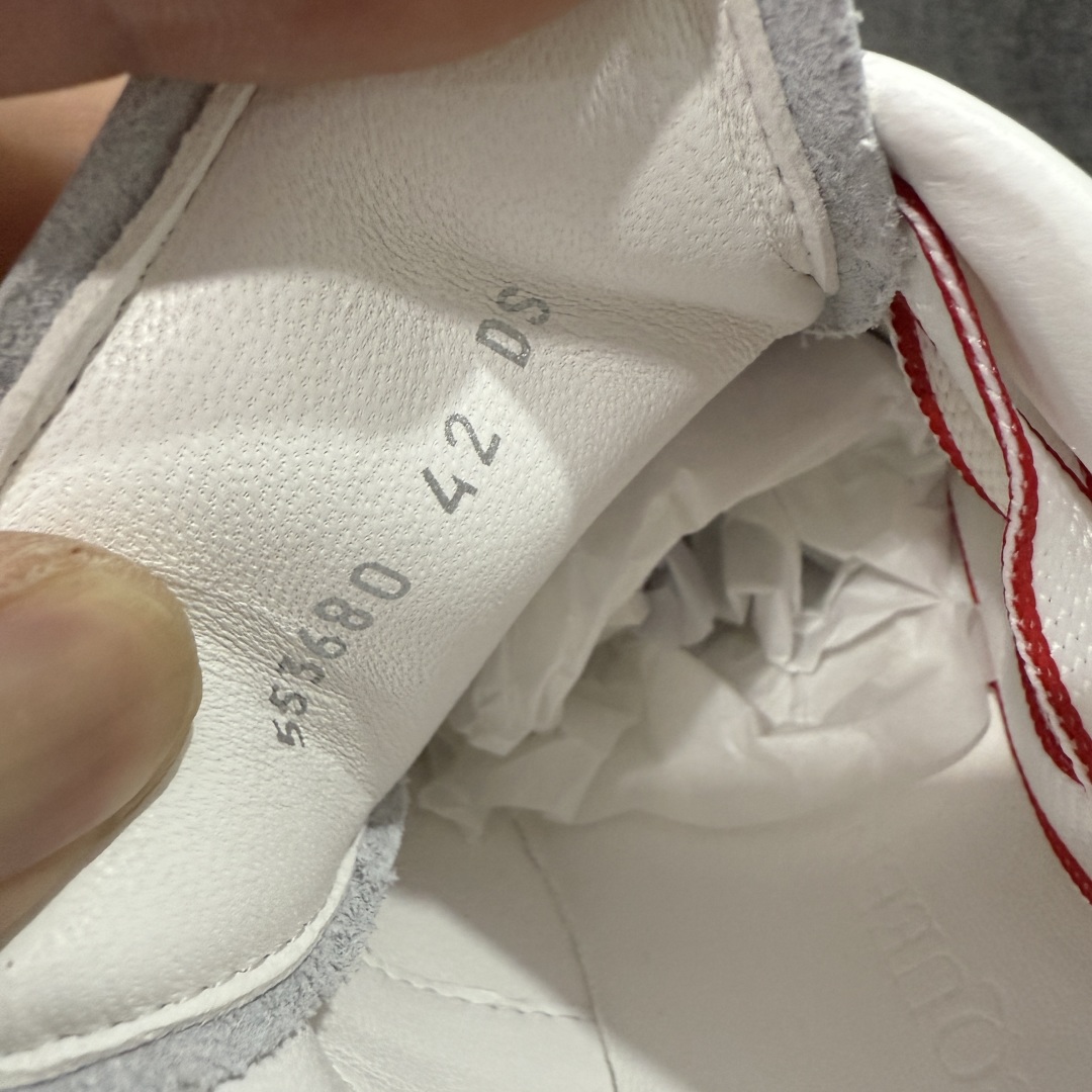 图片[8]-【顶级毒盒版】Alexander McQueen 亚历山大麦昆小白鞋 白色红边 东莞纯原 现市场所售版本天花板一梯队级别 原鞋在手可对比 高端零售客户最爱 厚底增高小白鞋 正品购回原版开发 鞋底厚4.5cm 全鞋面进口牛皮 丝绸亚光原版水染羊皮内里 牛皮垫脚 回弹度到位 耐磨舒适 （⚠️官方同步尺码带半码） 全套得物毒盒蓝色外包盒 加厚层工艺原盒 并赠送极品丝带和购物袋 中底附带厂标钢印 女码中底和原版一致的13钉工艺（作用是小钉弯曲后可将中底与帮脚抓得更紧密） 鞋盒贴标使用了高精密打印机，清晰与原版一致 赠送加厚麻布防尘袋 闲置时可使用防尘 尺码： 35 36 36.5 37 37.5 38 38.5 39 40 40.5 41 41.5 42 42.5 43 43.5 44 45 官网一致尺码 市场唯一含半码版本-选品中心