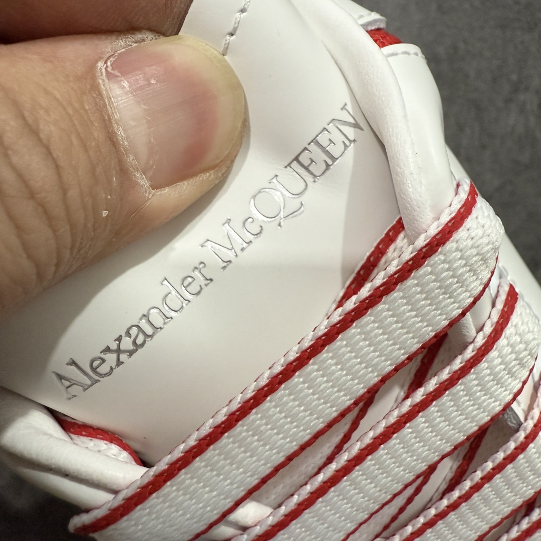 图片[7]-【顶级毒盒版】Alexander McQueen 亚历山大麦昆小白鞋 白色红边 东莞纯原 现市场所售版本天花板一梯队级别 原鞋在手可对比 高端零售客户最爱 厚底增高小白鞋 正品购回原版开发 鞋底厚4.5cm 全鞋面进口牛皮 丝绸亚光原版水染羊皮内里 牛皮垫脚 回弹度到位 耐磨舒适 （⚠️官方同步尺码带半码） 全套得物毒盒蓝色外包盒 加厚层工艺原盒 并赠送极品丝带和购物袋 中底附带厂标钢印 女码中底和原版一致的13钉工艺（作用是小钉弯曲后可将中底与帮脚抓得更紧密） 鞋盒贴标使用了高精密打印机，清晰与原版一致 赠送加厚麻布防尘袋 闲置时可使用防尘 尺码： 35 36 36.5 37 37.5 38 38.5 39 40 40.5 41 41.5 42 42.5 43 43.5 44 45 官网一致尺码 市场唯一含半码版本-选品中心