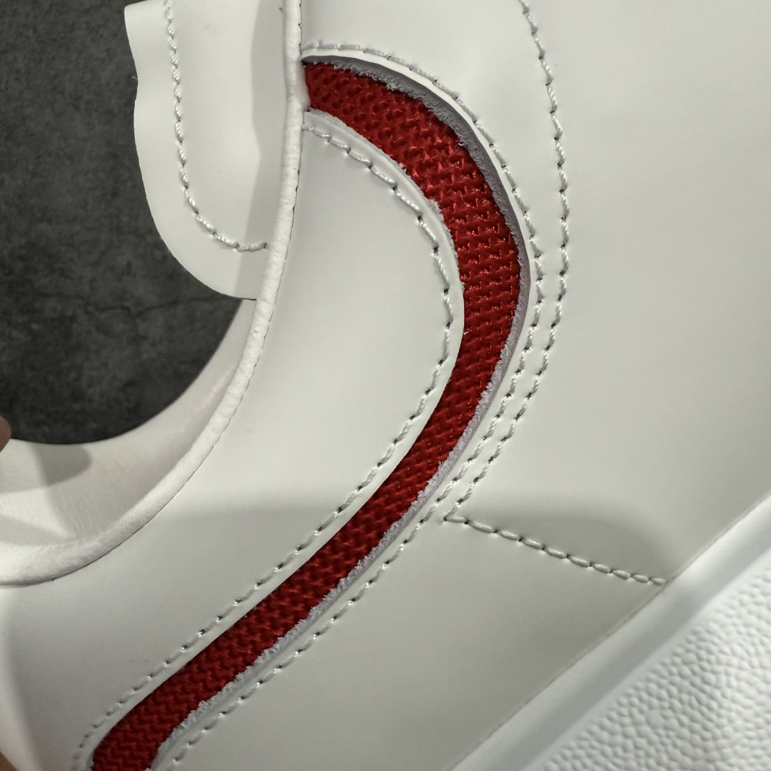 图片[3]-【顶级毒盒版】Alexander McQueen 亚历山大麦昆小白鞋 白色红边 东莞纯原 现市场所售版本天花板一梯队级别 原鞋在手可对比 高端零售客户最爱 厚底增高小白鞋 正品购回原版开发 鞋底厚4.5cm 全鞋面进口牛皮 丝绸亚光原版水染羊皮内里 牛皮垫脚 回弹度到位 耐磨舒适 （⚠️官方同步尺码带半码） 全套得物毒盒蓝色外包盒 加厚层工艺原盒 并赠送极品丝带和购物袋 中底附带厂标钢印 女码中底和原版一致的13钉工艺（作用是小钉弯曲后可将中底与帮脚抓得更紧密） 鞋盒贴标使用了高精密打印机，清晰与原版一致 赠送加厚麻布防尘袋 闲置时可使用防尘 尺码： 35 36 36.5 37 37.5 38 38.5 39 40 40.5 41 41.5 42 42.5 43 43.5 44 45 官网一致尺码 市场唯一含半码版本-选品中心