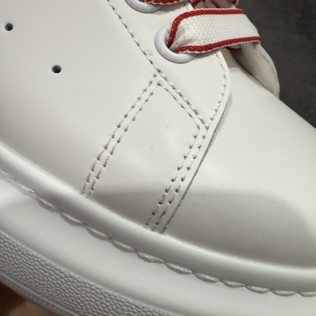 图片[5]-【顶级毒盒版】Alexander McQueen 亚历山大麦昆小白鞋 白色红边 东莞纯原 现市场所售版本天花板一梯队级别 原鞋在手可对比 高端零售客户最爱 厚底增高小白鞋 正品购回原版开发 鞋底厚4.5cm 全鞋面进口牛皮 丝绸亚光原版水染羊皮内里 牛皮垫脚 回弹度到位 耐磨舒适 （⚠️官方同步尺码带半码） 全套得物毒盒蓝色外包盒 加厚层工艺原盒 并赠送极品丝带和购物袋 中底附带厂标钢印 女码中底和原版一致的13钉工艺（作用是小钉弯曲后可将中底与帮脚抓得更紧密） 鞋盒贴标使用了高精密打印机，清晰与原版一致 赠送加厚麻布防尘袋 闲置时可使用防尘 尺码： 35 36 36.5 37 37.5 38 38.5 39 40 40.5 41 41.5 42 42.5 43 43.5 44 45 官网一致尺码 市场唯一含半码版本-选品中心
