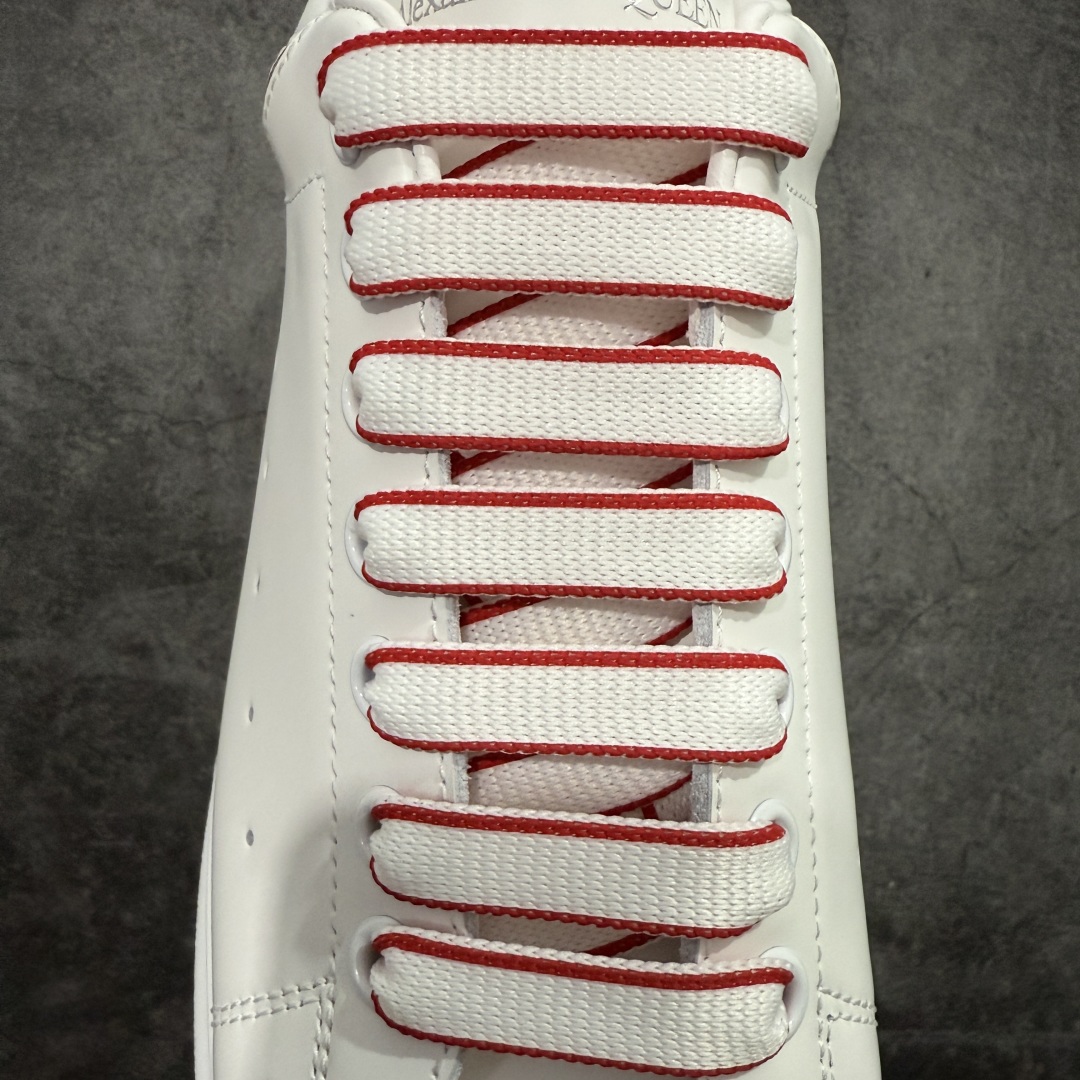 图片[6]-【顶级毒盒版】Alexander McQueen 亚历山大麦昆小白鞋 白色红边 东莞纯原 现市场所售版本天花板一梯队级别 原鞋在手可对比 高端零售客户最爱 厚底增高小白鞋 正品购回原版开发 鞋底厚4.5cm 全鞋面进口牛皮 丝绸亚光原版水染羊皮内里 牛皮垫脚 回弹度到位 耐磨舒适 （⚠️官方同步尺码带半码） 全套得物毒盒蓝色外包盒 加厚层工艺原盒 并赠送极品丝带和购物袋 中底附带厂标钢印 女码中底和原版一致的13钉工艺（作用是小钉弯曲后可将中底与帮脚抓得更紧密） 鞋盒贴标使用了高精密打印机，清晰与原版一致 赠送加厚麻布防尘袋 闲置时可使用防尘 尺码： 35 36 36.5 37 37.5 38 38.5 39 40 40.5 41 41.5 42 42.5 43 43.5 44 45 官网一致尺码 市场唯一含半码版本-选品中心