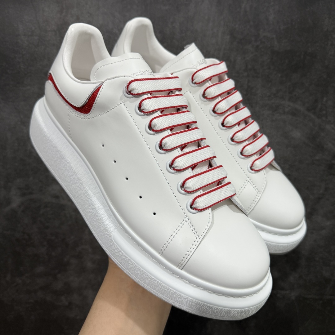 【顶级毒盒版】Alexander McQueen 亚历山大麦昆小白鞋 白色红边 东莞纯原 现市场所售版本天花板一梯队级别 原鞋在手可对比 高端零售客户最爱 厚底增高小白鞋 正品购回原版开发 鞋底厚4.5cm 全鞋面进口牛皮 丝绸亚光原版水染羊皮内里 牛皮垫脚 回弹度到位 耐磨舒适 (⚠️官方同步尺码带半码) 全套得物毒盒蓝色外包盒 加厚层工艺原盒 并赠送极品丝带和购物袋 中底附带厂标钢印 女码中底和原版一致的13钉工艺(作用是小钉弯曲后可将中底与帮脚抓得更紧密) 鞋盒贴标使用了高精密打印机,清晰与原版一致 赠送加厚麻布防尘袋 闲置时可使用防尘 尺码: 35 36 36.5 37 37.5 38 38.5 39 40 40.5 41 41.5 42 42.5 43 43.5 44 45 官网一致尺码 市场唯一含半码版本-选品中心