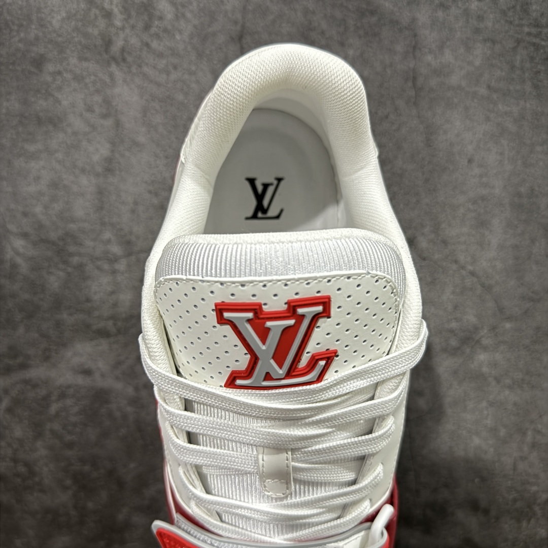图片[8]-【广东纯原版本】驴牌 LV Louis Vuitton Trainer 限定联名 低帮休闲板鞋 白红魔术贴 代购级别 ZP级全套包装 原版购入历时近两个月开发打造！ 经典多拼色超好看 原版完美楦型 调试了两个月 鞋面独家订制压纹粒面小牛皮 大底TPU、模具费2w+ 质感媲美原版 垫脚聚米微料加透气英伦网布 细节原版一致 ❗️请注意区分市面通货材料 版型 包装配件 尺码： 38 39 40 41 42 43 44 45 46-选品中心