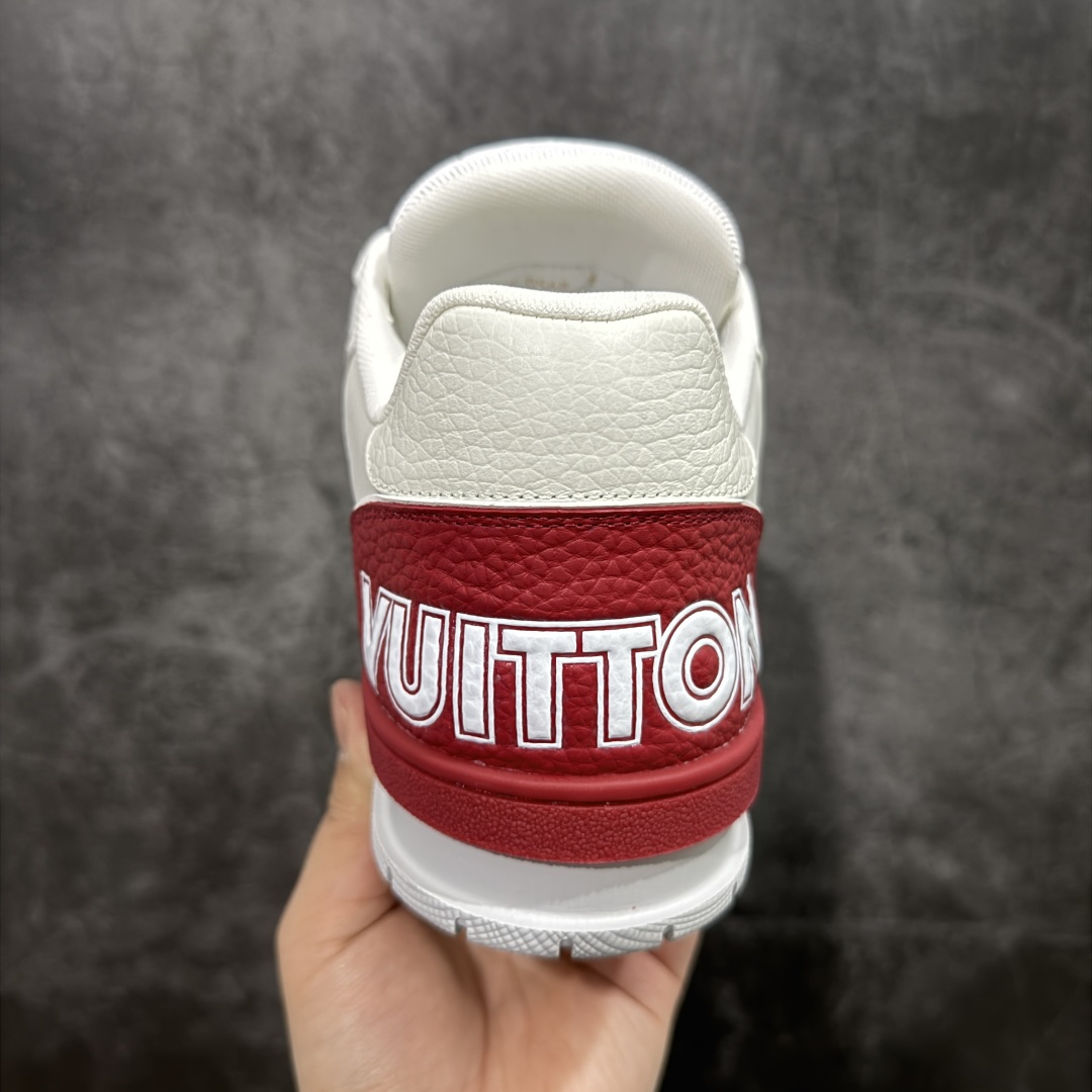 图片[4]-【广东纯原版本】驴牌 LV Louis Vuitton Trainer 限定联名 低帮休闲板鞋 白红魔术贴 代购级别 ZP级全套包装 原版购入历时近两个月开发打造！ 经典多拼色超好看 原版完美楦型 调试了两个月 鞋面独家订制压纹粒面小牛皮 大底TPU、模具费2w+ 质感媲美原版 垫脚聚米微料加透气英伦网布 细节原版一致 ❗️请注意区分市面通货材料 版型 包装配件 尺码： 38 39 40 41 42 43 44 45 46-选品中心