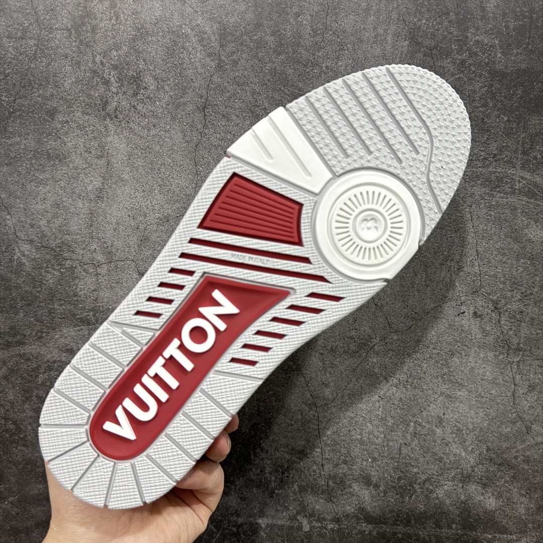 图片[9]-【广东纯原版本】驴牌 LV Louis Vuitton Trainer 限定联名 低帮休闲板鞋 白红魔术贴 代购级别 ZP级全套包装 原版购入历时近两个月开发打造！ 经典多拼色超好看 原版完美楦型 调试了两个月 鞋面独家订制压纹粒面小牛皮 大底TPU、模具费2w+ 质感媲美原版 垫脚聚米微料加透气英伦网布 细节原版一致 ❗️请注意区分市面通货材料 版型 包装配件 尺码： 38 39 40 41 42 43 44 45 46-选品中心