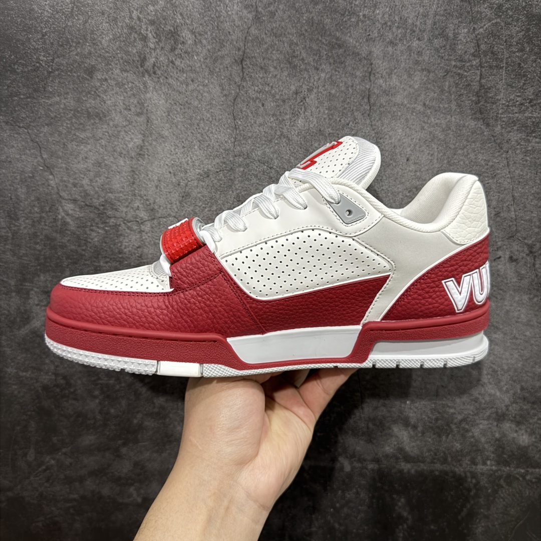 图片[2]-【广东纯原版本】驴牌 LV Louis Vuitton Trainer 限定联名 低帮休闲板鞋 白红魔术贴 代购级别 ZP级全套包装 原版购入历时近两个月开发打造！ 经典多拼色超好看 原版完美楦型 调试了两个月 鞋面独家订制压纹粒面小牛皮 大底TPU、模具费2w+ 质感媲美原版 垫脚聚米微料加透气英伦网布 细节原版一致 ❗️请注意区分市面通货材料 版型 包装配件 尺码： 38 39 40 41 42 43 44 45 46-选品中心