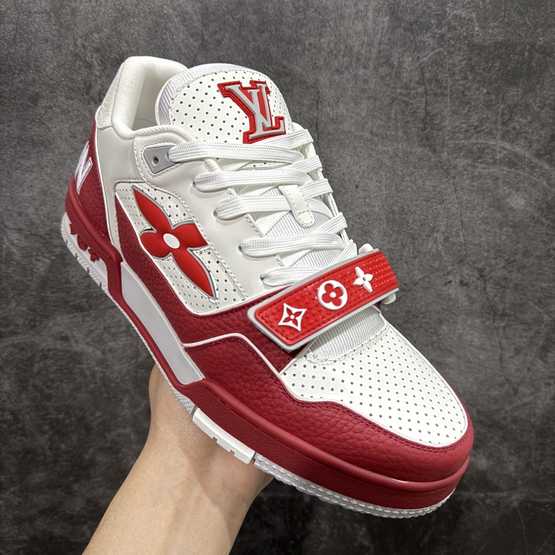 图片[3]-【广东纯原版本】驴牌 LV Louis Vuitton Trainer 限定联名 低帮休闲板鞋 白红魔术贴 代购级别 ZP级全套包装 原版购入历时近两个月开发打造！ 经典多拼色超好看 原版完美楦型 调试了两个月 鞋面独家订制压纹粒面小牛皮 大底TPU、模具费2w+ 质感媲美原版 垫脚聚米微料加透气英伦网布 细节原版一致 ❗️请注意区分市面通货材料 版型 包装配件 尺码： 38 39 40 41 42 43 44 45 46-选品中心