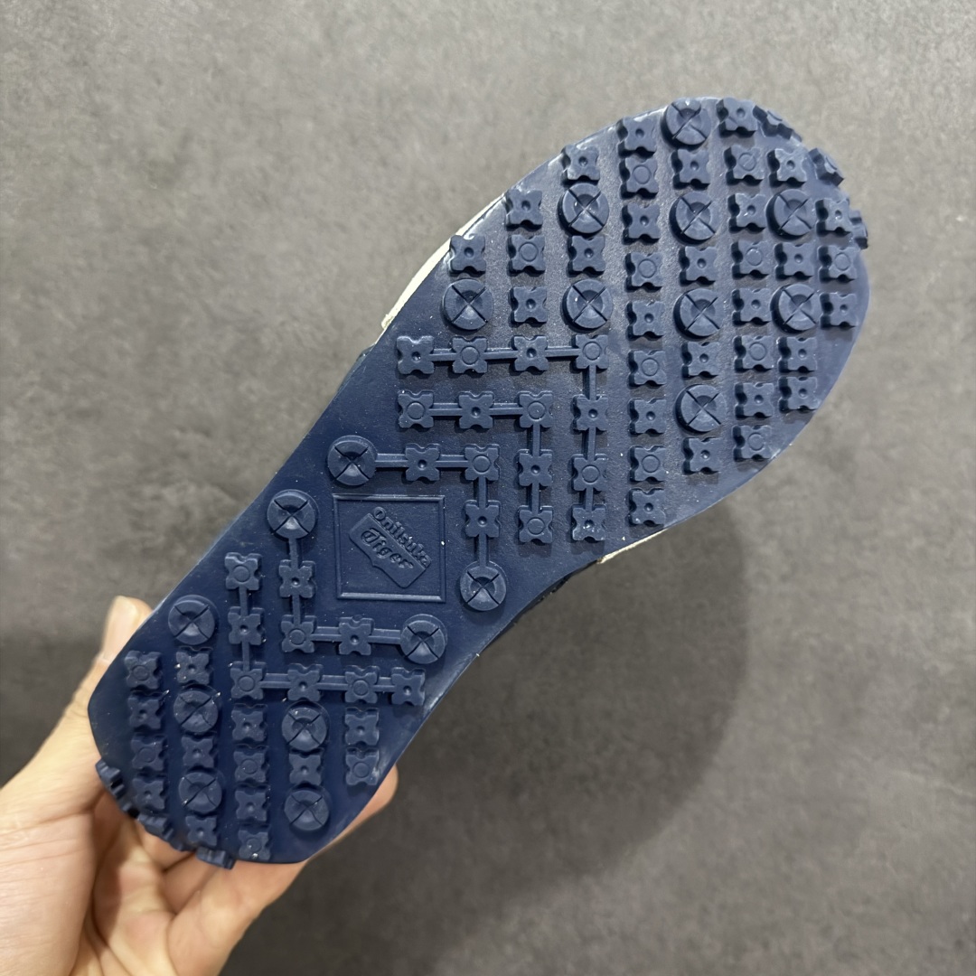 图片[9]-【公司级】Onitsuka Tiger鬼塚虎阿甘鞋EDR 78™休闲鞋78系列 中性休闲运动鞋 复古风的日常百搭神器它的设计灵感来源于经典跑步鞋，简约又不失时尚感。经典配色让整双鞋看起来特别温暖，搭配牛仔裤或者休闲裤都非常合适。鞋身采用优质材料制成，穿着起来轻便又舒适，长时间走路也不会觉得累。这双鞋的设计细节也很用心，鞋底纹路清晰，抓地力强，适合各种场合。无论是日常通勤还是周末出游，它都能成为你的最佳拍档。 尺码： 36-45 含半码 编码： FS220240-选品中心