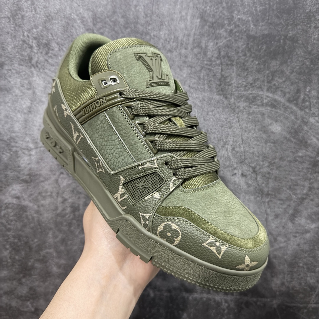 图片[3]-【广东纯原版本】LV TARINE路易威登x Tyler 联名款 驴牌 L家 压花 情侣款 休闲 运动鞋 滑板鞋 原版购入开发 路易威登 x Tyler 合作系列推出 LV Trainer 运动鞋，延续 Virgil Abloh 基于复古篮球鞋创作的经典设计。牛皮革鞋面融入 Craggy Monogram 压纹和路易威登标识，展现 Tyler 对 Monogram 图案和品牌元素的趣味重构 配送专柜精美包装🛍📦 ▪️面料： 原版定制头层牛皮 ▪️内里： 原版定制透气网里 ▪️大底： 原版开模双色TPU组合大底 ▪️底厚： 3CM ▪️尺码：38-46-选品中心