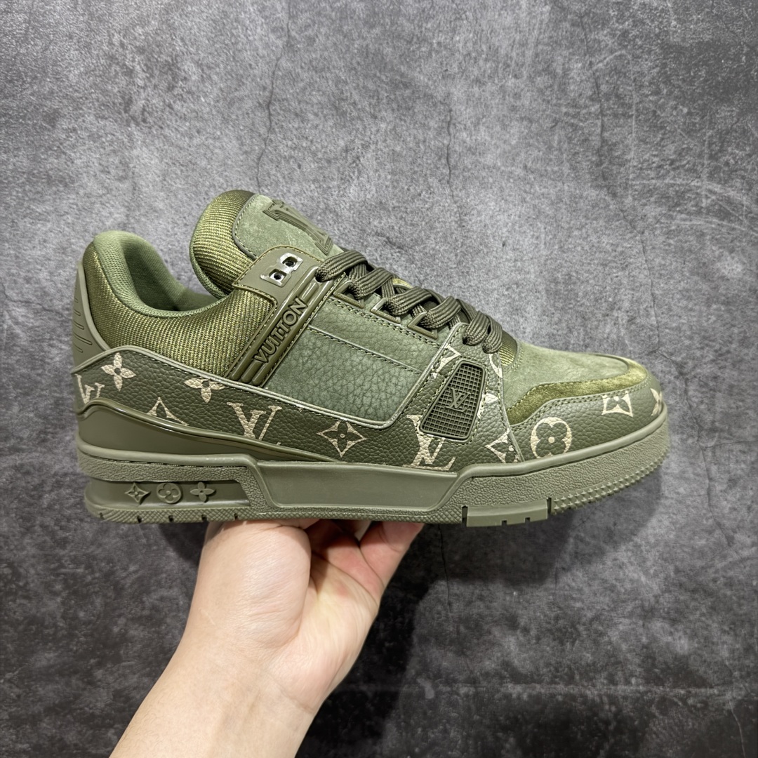 【广东纯原版本】LV TARINE路易威登x Tyler 联名款 驴牌 L家 压花 情侣款 休闲 运动鞋 滑板鞋 原版购入开发 路易威登 x Tyler 合作系列推出 LV Trainer 运动鞋，延续 Virgil Abloh 基于复古篮球鞋创作的经典设计。牛皮革鞋面融入 Craggy Monogram 压纹和路易威登标识，展现 Tyler 对 Monogram 图案和品牌元素的趣味重构 配送专柜精美包装🛍📦 ▪️面料： 原版定制头层牛皮 ▪️内里： 原版定制透气网里 ▪️大底： 原版开模双色TPU组合大底 ▪️底厚： 3CM ▪️尺码：38-46-选品中心