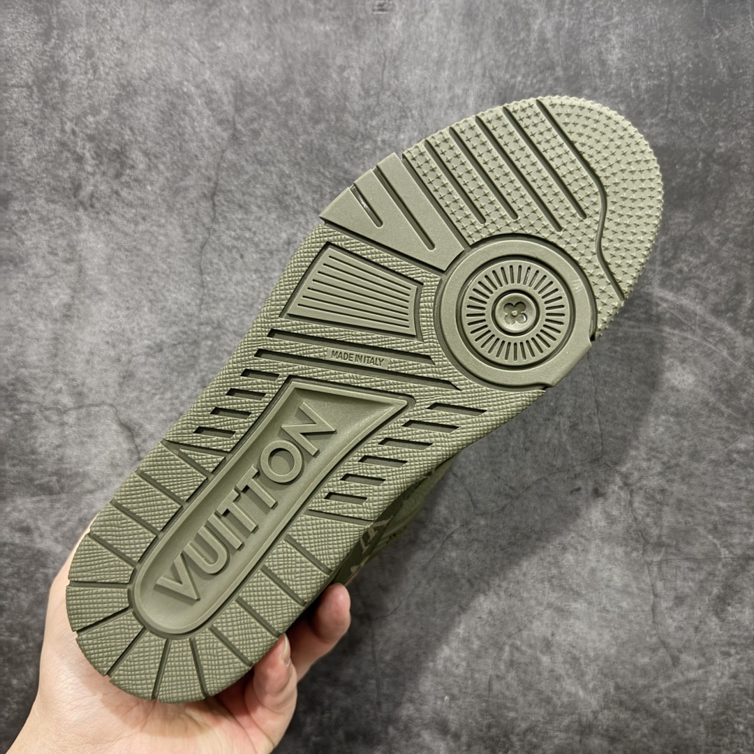 图片[9]-【广东纯原版本】LV TARINE路易威登x Tyler 联名款 驴牌 L家 压花 情侣款 休闲 运动鞋 滑板鞋 原版购入开发 路易威登 x Tyler 合作系列推出 LV Trainer 运动鞋，延续 Virgil Abloh 基于复古篮球鞋创作的经典设计。牛皮革鞋面融入 Craggy Monogram 压纹和路易威登标识，展现 Tyler 对 Monogram 图案和品牌元素的趣味重构 配送专柜精美包装🛍📦 ▪️面料： 原版定制头层牛皮 ▪️内里： 原版定制透气网里 ▪️大底： 原版开模双色TPU组合大底 ▪️底厚： 3CM ▪️尺码：38-46-选品中心