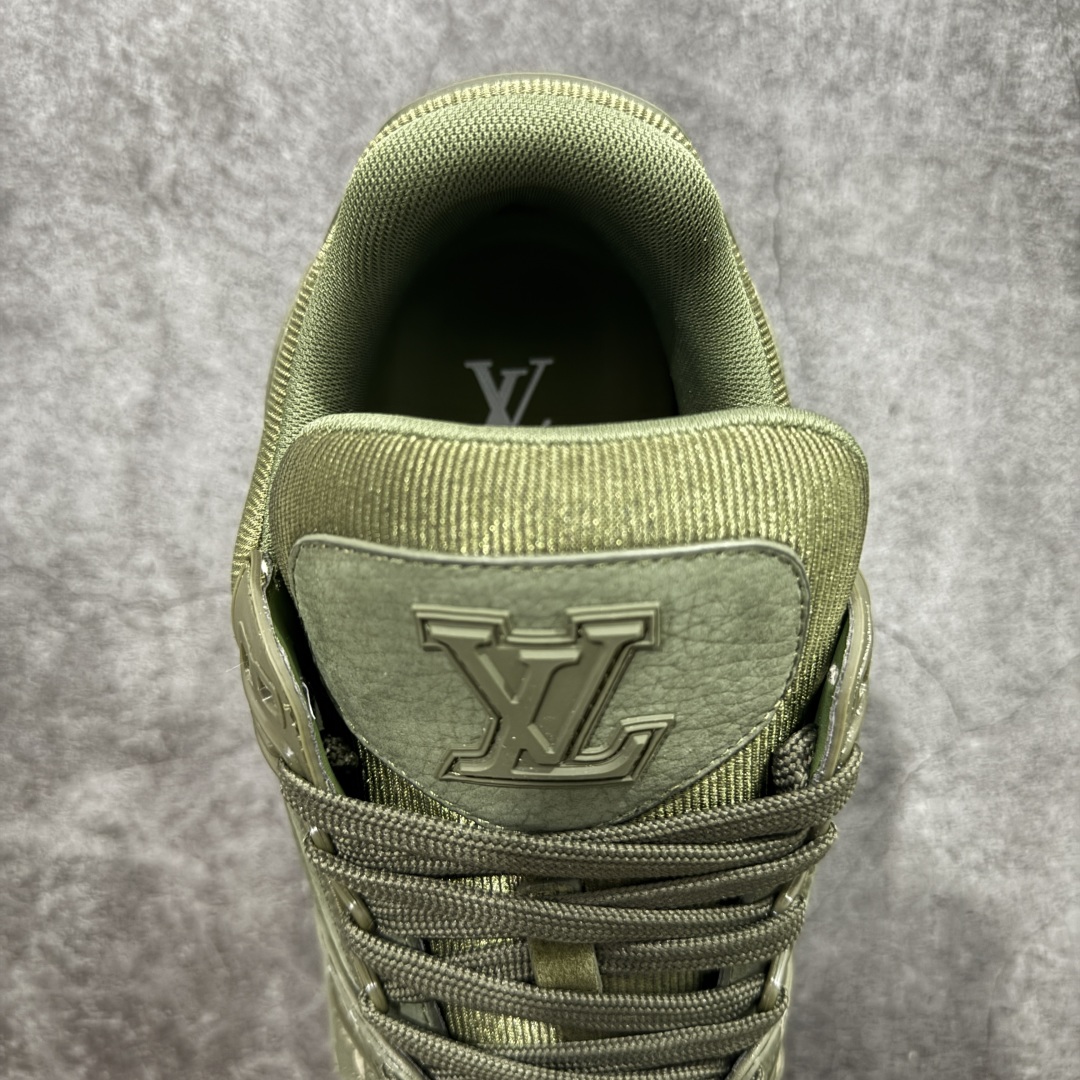 图片[8]-【广东纯原版本】LV TARINE路易威登x Tyler 联名款 驴牌 L家 压花 情侣款 休闲 运动鞋 滑板鞋 原版购入开发 路易威登 x Tyler 合作系列推出 LV Trainer 运动鞋，延续 Virgil Abloh 基于复古篮球鞋创作的经典设计。牛皮革鞋面融入 Craggy Monogram 压纹和路易威登标识，展现 Tyler 对 Monogram 图案和品牌元素的趣味重构 配送专柜精美包装🛍📦 ▪️面料： 原版定制头层牛皮 ▪️内里： 原版定制透气网里 ▪️大底： 原版开模双色TPU组合大底 ▪️底厚： 3CM ▪️尺码：38-46-选品中心