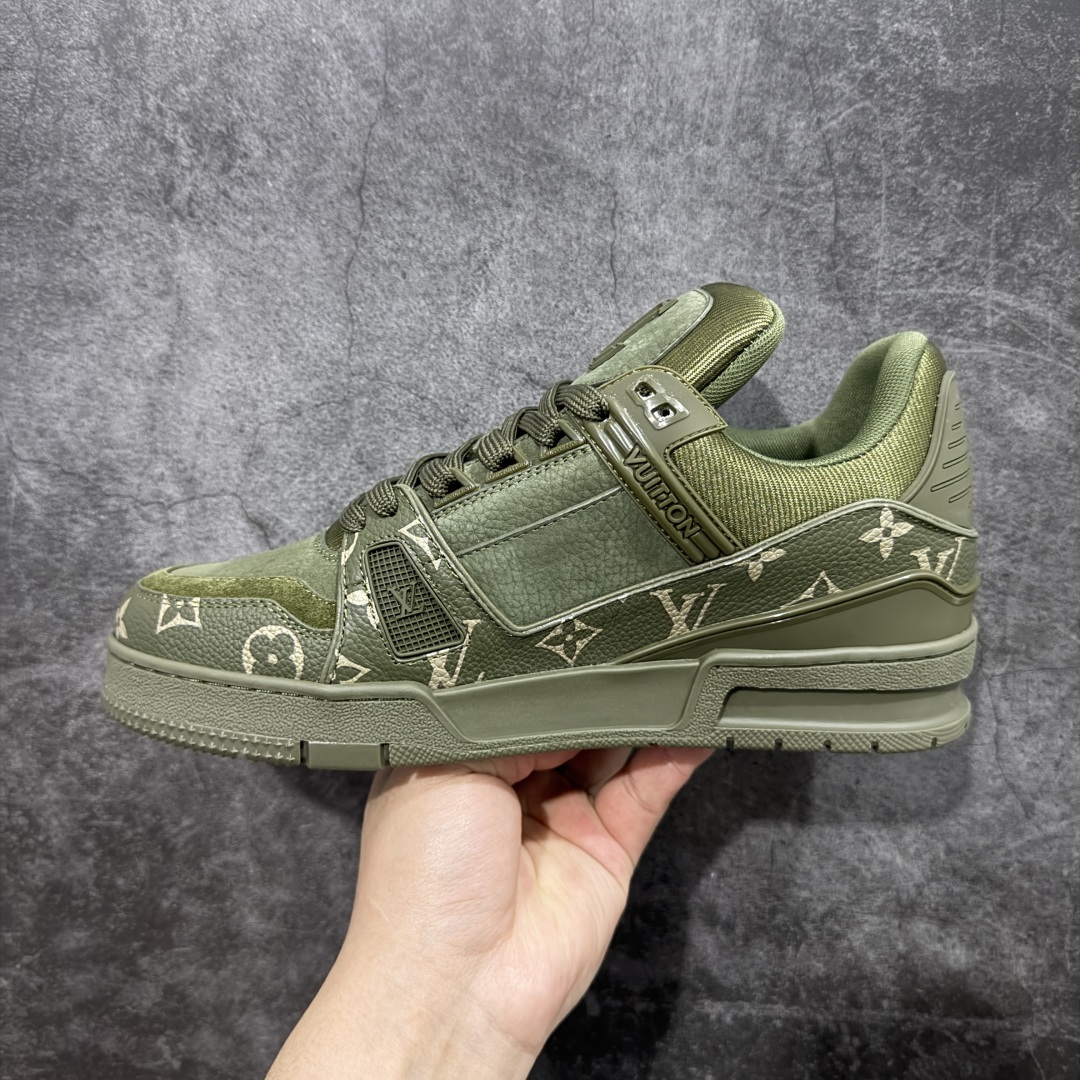 图片[2]-【广东纯原版本】LV TARINE路易威登x Tyler 联名款 驴牌 L家 压花 情侣款 休闲 运动鞋 滑板鞋 原版购入开发 路易威登 x Tyler 合作系列推出 LV Trainer 运动鞋，延续 Virgil Abloh 基于复古篮球鞋创作的经典设计。牛皮革鞋面融入 Craggy Monogram 压纹和路易威登标识，展现 Tyler 对 Monogram 图案和品牌元素的趣味重构 配送专柜精美包装🛍📦 ▪️面料： 原版定制头层牛皮 ▪️内里： 原版定制透气网里 ▪️大底： 原版开模双色TPU组合大底 ▪️底厚： 3CM ▪️尺码：38-46-选品中心