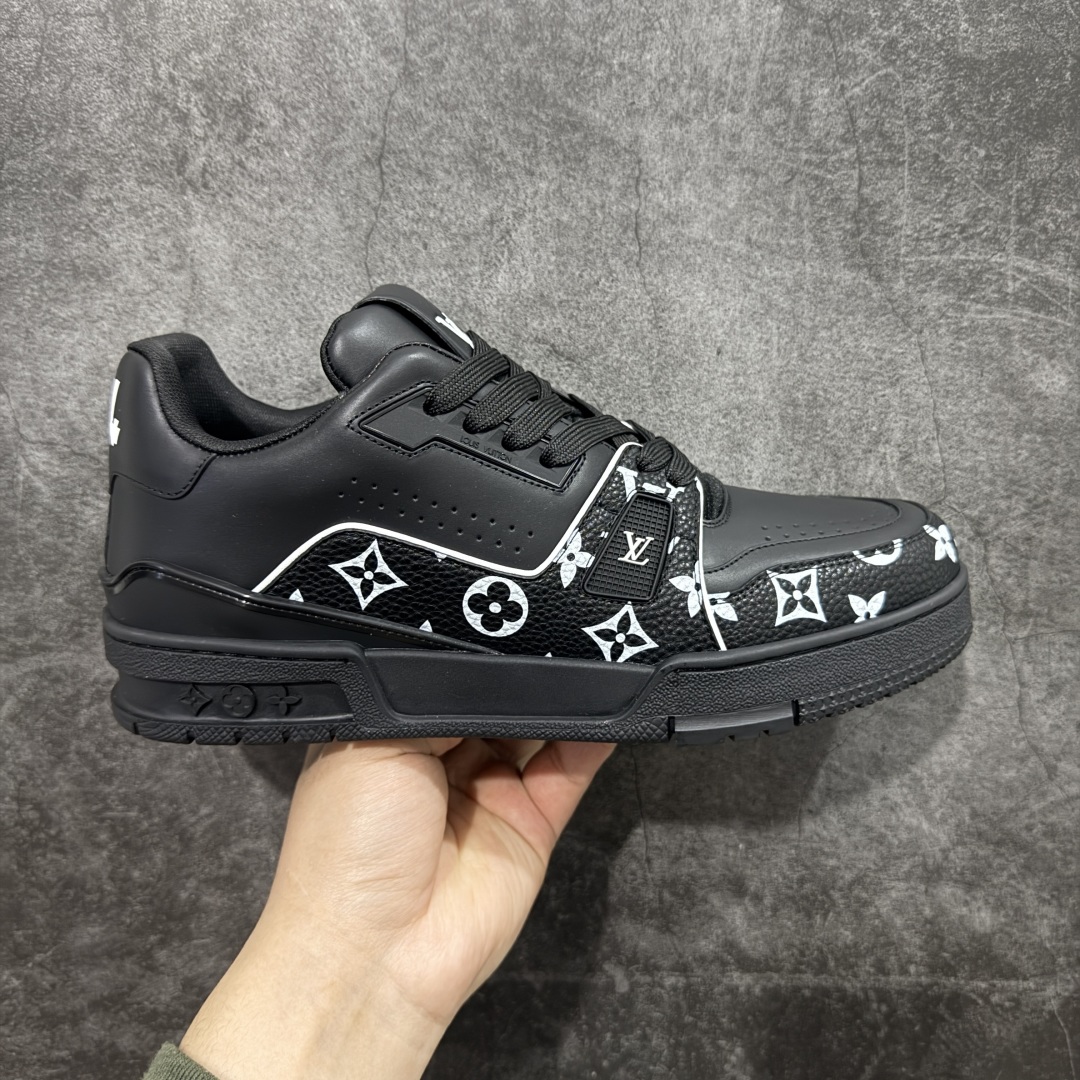 【广东纯原版本】LV TARINE路易威登x Tyler 联名款 驴牌 L家 压花 情侣款 休闲 运动鞋 滑板鞋 原版购入开发 路易威登 x Tyler 合作系列推出 LV Trainer 运动鞋,延续 Virgil Abloh 基于复古篮球鞋创作的经典设计。牛皮革鞋面融入 Craggy Monogram 压纹和路易威登标识,展现 Tyler 对 Monogram 图案和品牌元素的趣味重构 配送专柜精美包装🛍📦 ▪️面料: 原版定制头层牛皮 ▪️内里: 原版定制透气网里 ▪️大底: 原版开模双色TPU组合大底 ▪️底厚: 3CM ▪️尺码:38-46-选品中心