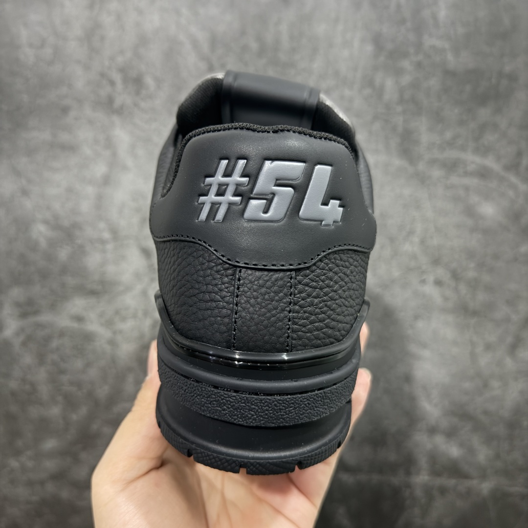 图片[4]-【广东纯原版本】LV TARINE路易威登x Tyler 联名款 驴牌 L家 压花 情侣款 休闲 运动鞋 滑板鞋 原版购入开发 路易威登 x Tyler 合作系列推出 LV Trainer 运动鞋，延续 Virgil Abloh 基于复古篮球鞋创作的经典设计。牛皮革鞋面融入 Craggy Monogram 压纹和路易威登标识，展现 Tyler 对 Monogram 图案和品牌元素的趣味重构 配送专柜精美包装🛍📦 ▪️面料： 原版定制头层牛皮 ▪️内里： 原版定制透气网里 ▪️大底： 原版开模双色TPU组合大底 ▪️底厚： 3CM ▪️尺码：38-46-选品中心