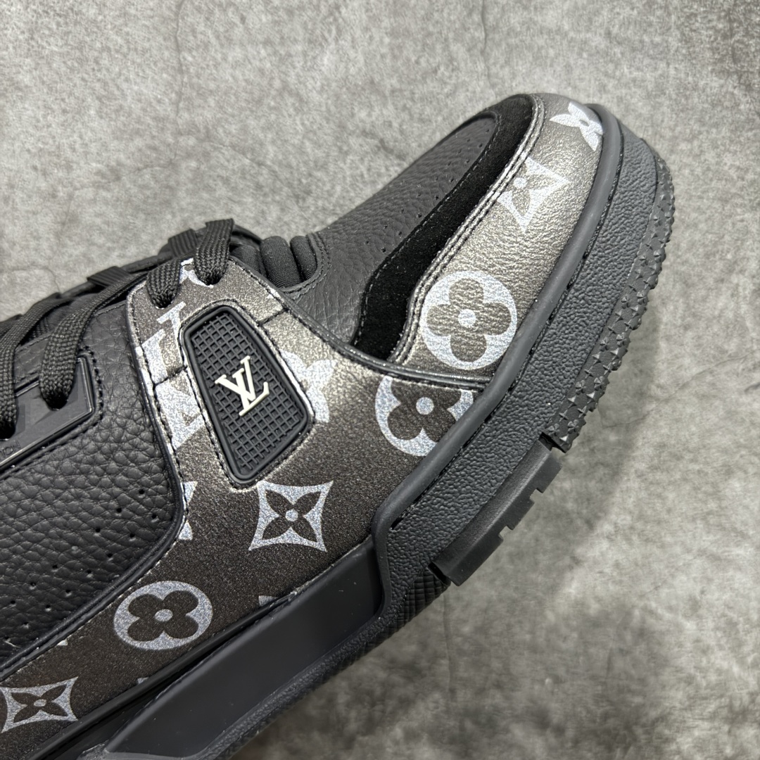 图片[6]-【广东纯原版本】LV TARINE路易威登x Tyler 联名款 驴牌 L家 压花 情侣款 休闲 运动鞋 滑板鞋 原版购入开发 路易威登 x Tyler 合作系列推出 LV Trainer 运动鞋，延续 Virgil Abloh 基于复古篮球鞋创作的经典设计。牛皮革鞋面融入 Craggy Monogram 压纹和路易威登标识，展现 Tyler 对 Monogram 图案和品牌元素的趣味重构 配送专柜精美包装🛍📦 ▪️面料： 原版定制头层牛皮 ▪️内里： 原版定制透气网里 ▪️大底： 原版开模双色TPU组合大底 ▪️底厚： 3CM ▪️尺码：38-46-选品中心