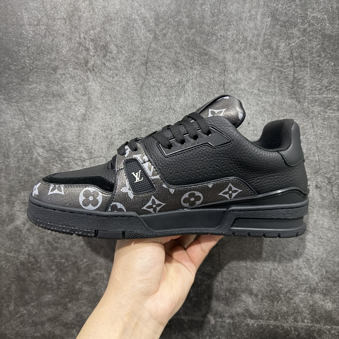 图片[2]-【广东纯原版本】LV TARINE路易威登x Tyler 联名款 驴牌 L家 压花 情侣款 休闲 运动鞋 滑板鞋 原版购入开发 路易威登 x Tyler 合作系列推出 LV Trainer 运动鞋，延续 Virgil Abloh 基于复古篮球鞋创作的经典设计。牛皮革鞋面融入 Craggy Monogram 压纹和路易威登标识，展现 Tyler 对 Monogram 图案和品牌元素的趣味重构 配送专柜精美包装🛍📦 ▪️面料： 原版定制头层牛皮 ▪️内里： 原版定制透气网里 ▪️大底： 原版开模双色TPU组合大底 ▪️底厚： 3CM ▪️尺码：38-46-选品中心