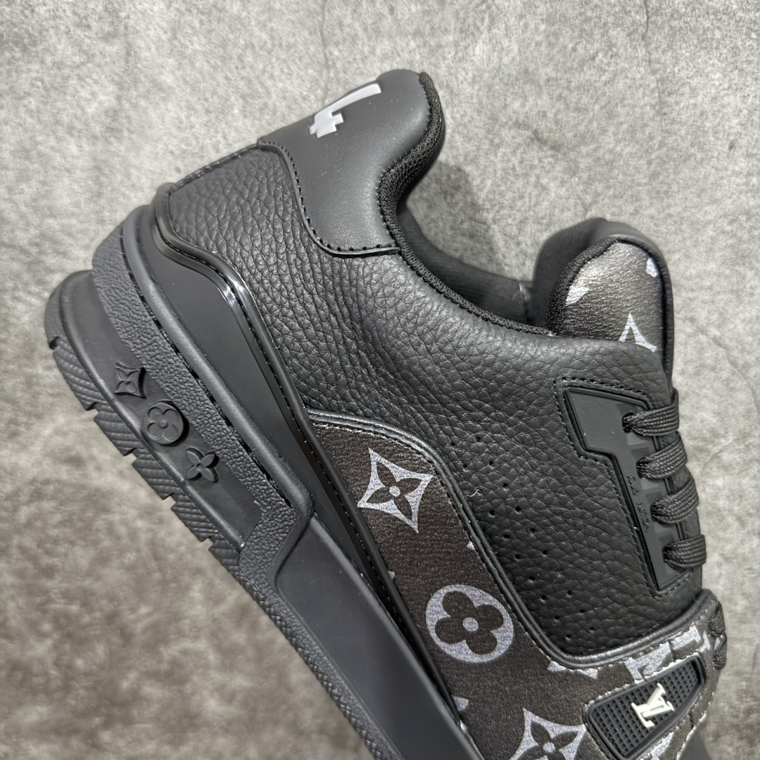 图片[7]-【广东纯原版本】LV TARINE路易威登x Tyler 联名款 驴牌 L家 压花 情侣款 休闲 运动鞋 滑板鞋 原版购入开发 路易威登 x Tyler 合作系列推出 LV Trainer 运动鞋，延续 Virgil Abloh 基于复古篮球鞋创作的经典设计。牛皮革鞋面融入 Craggy Monogram 压纹和路易威登标识，展现 Tyler 对 Monogram 图案和品牌元素的趣味重构 配送专柜精美包装🛍📦 ▪️面料： 原版定制头层牛皮 ▪️内里： 原版定制透气网里 ▪️大底： 原版开模双色TPU组合大底 ▪️底厚： 3CM ▪️尺码：38-46-选品中心