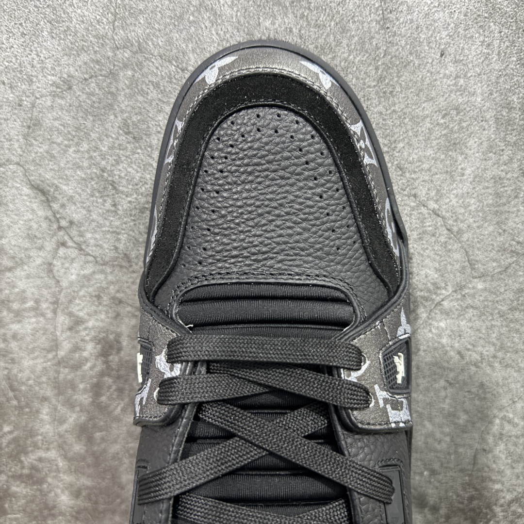 图片[5]-【广东纯原版本】LV TARINE路易威登x Tyler 联名款 驴牌 L家 压花 情侣款 休闲 运动鞋 滑板鞋 原版购入开发 路易威登 x Tyler 合作系列推出 LV Trainer 运动鞋，延续 Virgil Abloh 基于复古篮球鞋创作的经典设计。牛皮革鞋面融入 Craggy Monogram 压纹和路易威登标识，展现 Tyler 对 Monogram 图案和品牌元素的趣味重构 配送专柜精美包装🛍📦 ▪️面料： 原版定制头层牛皮 ▪️内里： 原版定制透气网里 ▪️大底： 原版开模双色TPU组合大底 ▪️底厚： 3CM ▪️尺码：38-46-选品中心