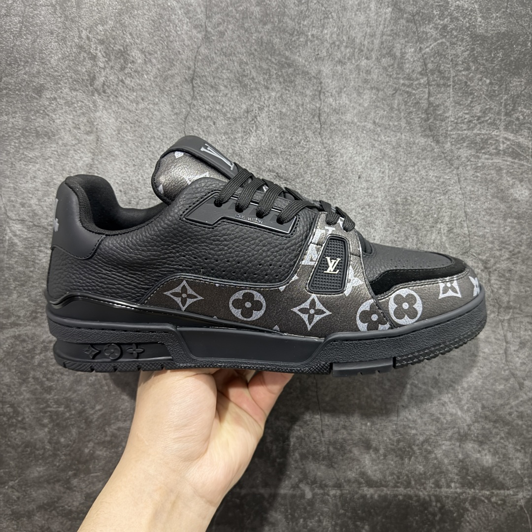 【广东纯原版本】LV TARINE路易威登x Tyler 联名款 驴牌 L家 压花 情侣款 休闲 运动鞋 滑板鞋 原版购入开发 路易威登 x Tyler 合作系列推出 LV Trainer 运动鞋，延续 Virgil Abloh 基于复古篮球鞋创作的经典设计。牛皮革鞋面融入 Craggy Monogram 压纹和路易威登标识，展现 Tyler 对 Monogram 图案和品牌元素的趣味重构 配送专柜精美包装🛍📦 ▪️面料： 原版定制头层牛皮 ▪️内里： 原版定制透气网里 ▪️大底： 原版开模双色TPU组合大底 ▪️底厚： 3CM ▪️尺码：38-46-选品中心