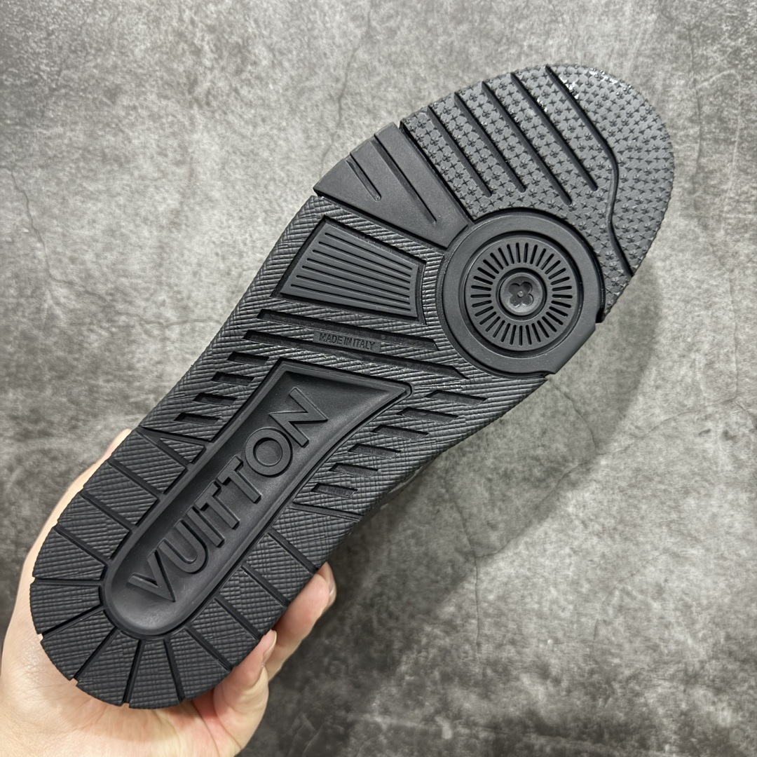 图片[9]-【广东纯原版本】LV TARINE路易威登x Tyler 联名款 驴牌 L家 压花 情侣款 休闲 运动鞋 滑板鞋 原版购入开发 路易威登 x Tyler 合作系列推出 LV Trainer 运动鞋，延续 Virgil Abloh 基于复古篮球鞋创作的经典设计。牛皮革鞋面融入 Craggy Monogram 压纹和路易威登标识，展现 Tyler 对 Monogram 图案和品牌元素的趣味重构 配送专柜精美包装🛍📦 ▪️面料： 原版定制头层牛皮 ▪️内里： 原版定制透气网里 ▪️大底： 原版开模双色TPU组合大底 ▪️底厚： 3CM ▪️尺码：38-46-选品中心