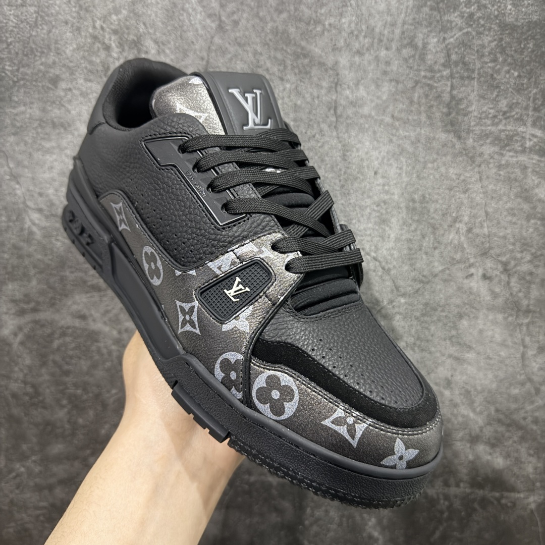 图片[3]-【广东纯原版本】LV TARINE路易威登x Tyler 联名款 驴牌 L家 压花 情侣款 休闲 运动鞋 滑板鞋 原版购入开发 路易威登 x Tyler 合作系列推出 LV Trainer 运动鞋，延续 Virgil Abloh 基于复古篮球鞋创作的经典设计。牛皮革鞋面融入 Craggy Monogram 压纹和路易威登标识，展现 Tyler 对 Monogram 图案和品牌元素的趣味重构 配送专柜精美包装🛍📦 ▪️面料： 原版定制头层牛皮 ▪️内里： 原版定制透气网里 ▪️大底： 原版开模双色TPU组合大底 ▪️底厚： 3CM ▪️尺码：38-46-选品中心