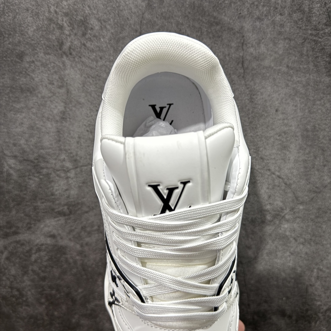 图片[8]-【广东纯原版本】LV TARINE路易威登x Tyler 联名款 驴牌 L家 压花 情侣款 休闲 运动鞋 滑板鞋 原版购入开发 路易威登 x Tyler 合作系列推出 LV Trainer 运动鞋，延续 Virgil Abloh 基于复古篮球鞋创作的经典设计。牛皮革鞋面融入 Craggy Monogram 压纹和路易威登标识，展现 Tyler 对 Monogram 图案和品牌元素的趣味重构 配送专柜精美包装🛍📦 ▪️面料： 原版定制头层牛皮 ▪️内里： 原版定制透气网里 ▪️大底： 原版开模双色TPU组合大底 ▪️底厚： 3CM ▪️尺码：38-46-选品中心