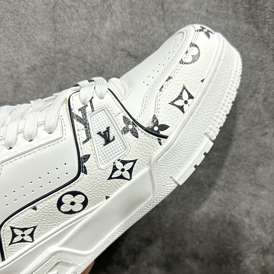 图片[6]-【广东纯原版本】LV TARINE路易威登x Tyler 联名款 驴牌 L家 压花 情侣款 休闲 运动鞋 滑板鞋 原版购入开发 路易威登 x Tyler 合作系列推出 LV Trainer 运动鞋，延续 Virgil Abloh 基于复古篮球鞋创作的经典设计。牛皮革鞋面融入 Craggy Monogram 压纹和路易威登标识，展现 Tyler 对 Monogram 图案和品牌元素的趣味重构 配送专柜精美包装🛍📦 ▪️面料： 原版定制头层牛皮 ▪️内里： 原版定制透气网里 ▪️大底： 原版开模双色TPU组合大底 ▪️底厚： 3CM ▪️尺码：38-46-选品中心