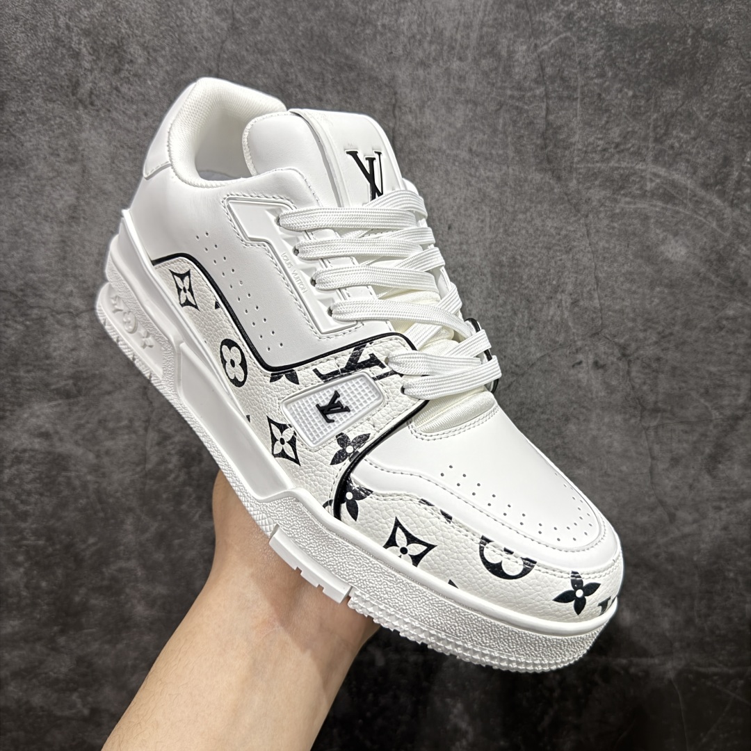 图片[3]-【广东纯原版本】LV TARINE路易威登x Tyler 联名款 驴牌 L家 压花 情侣款 休闲 运动鞋 滑板鞋 原版购入开发 路易威登 x Tyler 合作系列推出 LV Trainer 运动鞋，延续 Virgil Abloh 基于复古篮球鞋创作的经典设计。牛皮革鞋面融入 Craggy Monogram 压纹和路易威登标识，展现 Tyler 对 Monogram 图案和品牌元素的趣味重构 配送专柜精美包装🛍📦 ▪️面料： 原版定制头层牛皮 ▪️内里： 原版定制透气网里 ▪️大底： 原版开模双色TPU组合大底 ▪️底厚： 3CM ▪️尺码：38-46-选品中心