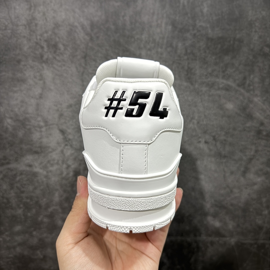 图片[4]-【广东纯原版本】LV TARINE路易威登x Tyler 联名款 驴牌 L家 压花 情侣款 休闲 运动鞋 滑板鞋 原版购入开发 路易威登 x Tyler 合作系列推出 LV Trainer 运动鞋，延续 Virgil Abloh 基于复古篮球鞋创作的经典设计。牛皮革鞋面融入 Craggy Monogram 压纹和路易威登标识，展现 Tyler 对 Monogram 图案和品牌元素的趣味重构 配送专柜精美包装🛍📦 ▪️面料： 原版定制头层牛皮 ▪️内里： 原版定制透气网里 ▪️大底： 原版开模双色TPU组合大底 ▪️底厚： 3CM ▪️尺码：38-46-选品中心